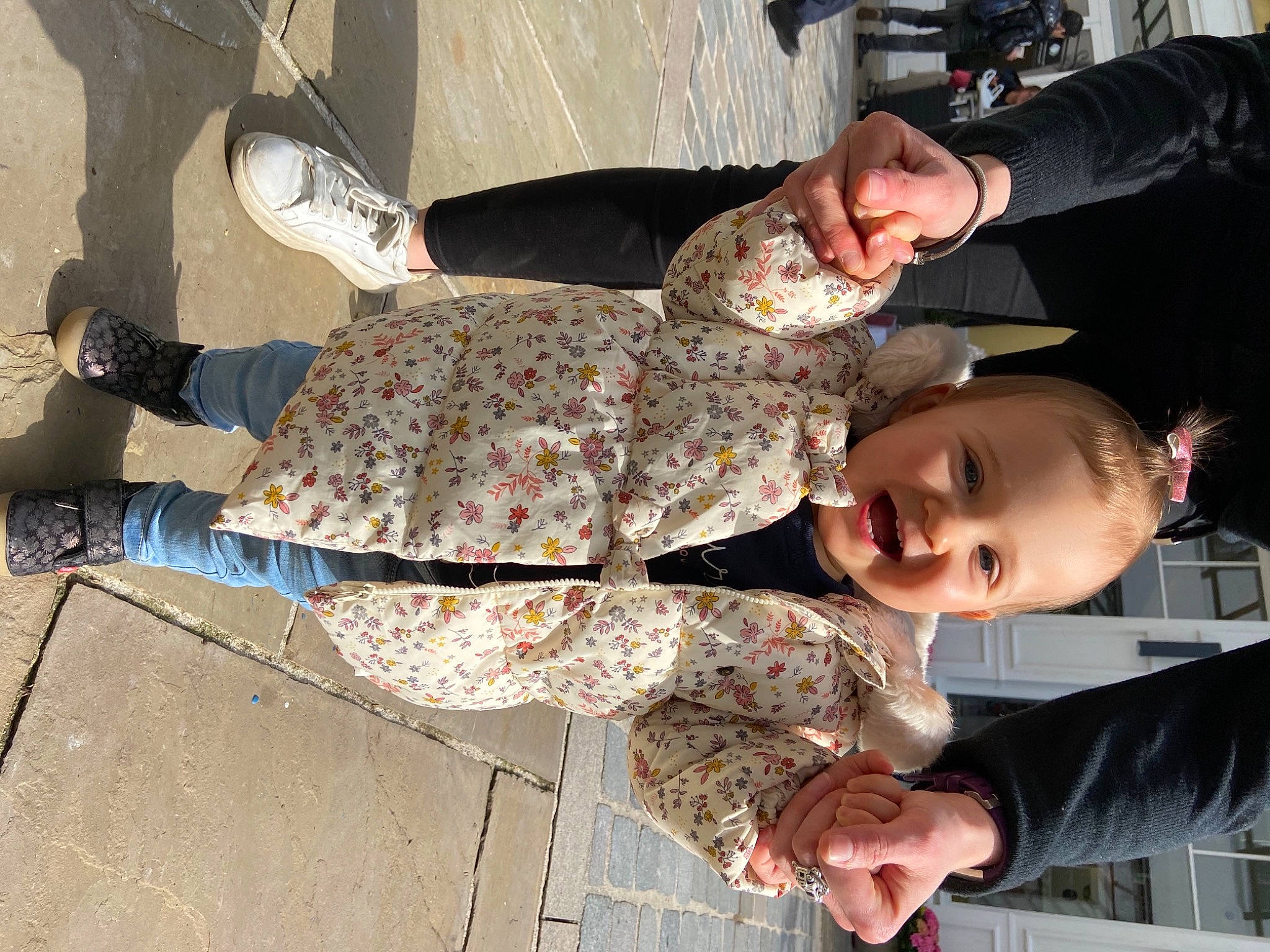 Lucy a rejoint le concours — aidez-le/la à gagner de superbes lots ! child, eyewear, fun, gesture, happy, human_leg, military_camouflage, pattern, person, sandal, smile, street_fashion, thigh, toddler, tree