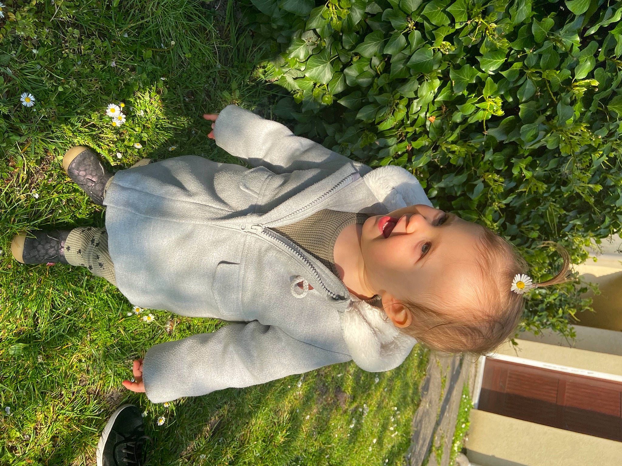 Lucy participe au concours pour gagner de l'argent avec cette photo : botany, child, garden, grass, green, groundcover, happy, lawn, leaf, leisure, people_in_nature, person, plant, sitting, toddler, tree, walking_shoe