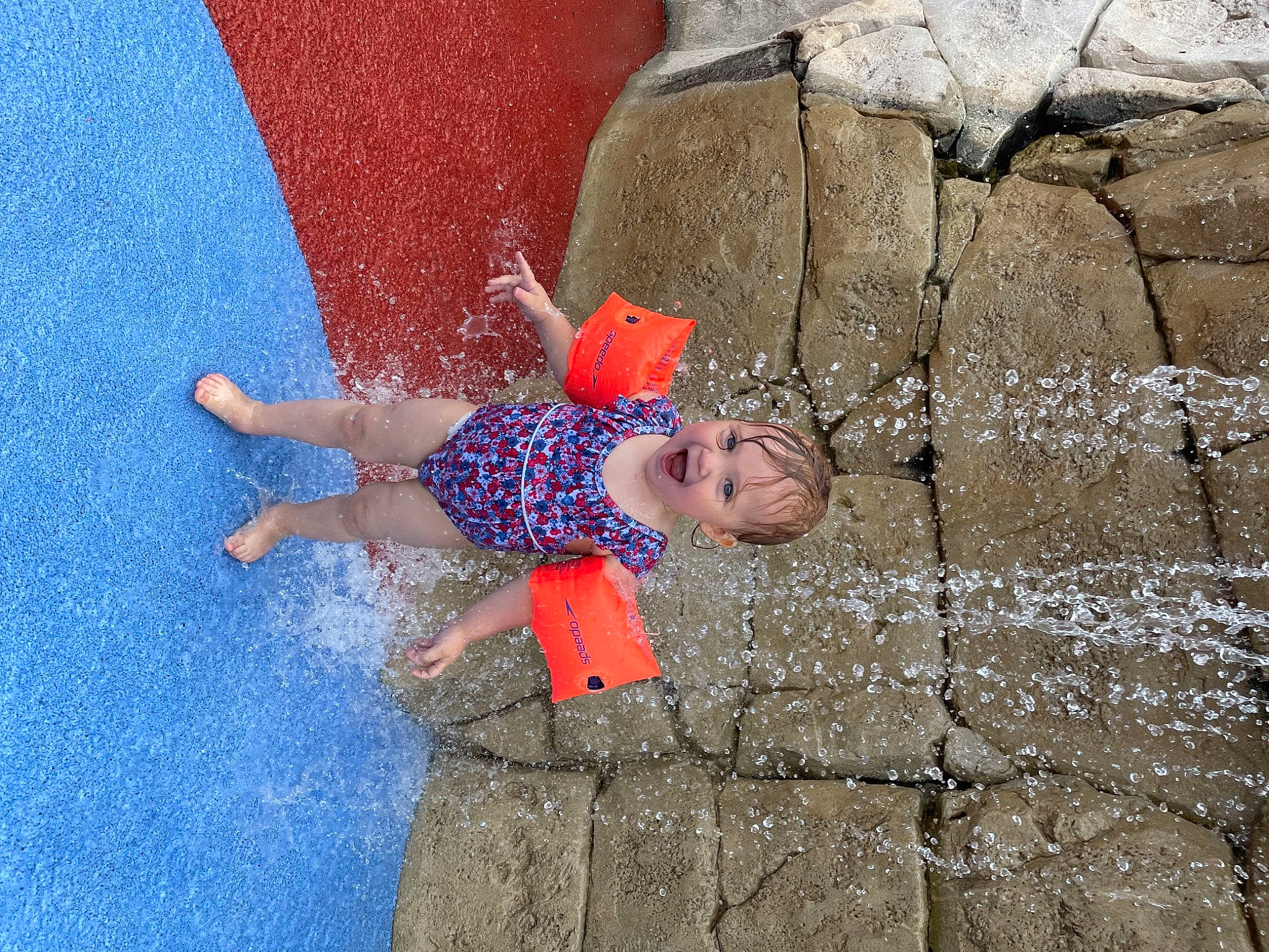 Lucy a rejoint le concours — aidez-le/la à gagner de superbes lots ! art, asphalt, child, concrete, electric_blue, flooring, fun, happy, hat, human_leg, leisure, pattern, people_in_nature, person, recreation, road_surface, sand, shadow, sidewalk, toddler