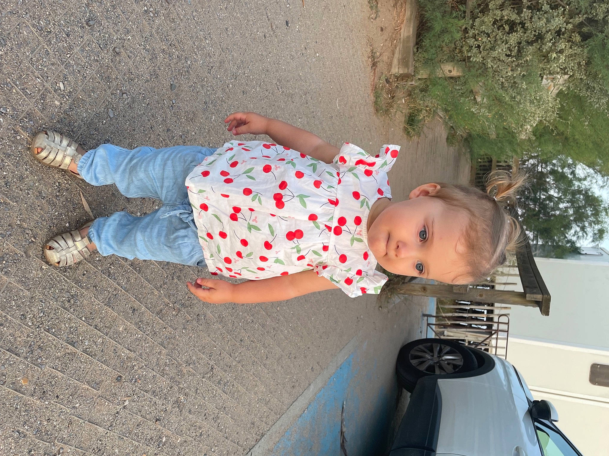 Lucy a rejoint le concours — aidez-le/la à gagner de superbes lots ! automotive_design, automotive_exterior, automotive_lighting, baby, baby_products, baby_toddler_clothing, car, child, family_car, fun, grass, human_leg, leisure, motor_vehicle, pattern, person, plant, sitting, toddler, tree