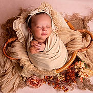 Laïa a rejoint le concours — aidez-le/la à gagner de superbes lots ! baby, basket, blanket, closeup, cute, decor, delicate, fabric, flower, headband, infant, newborn, peaceful, portrait, resting, sleeping, soft, swaddle, toddler, wrapped