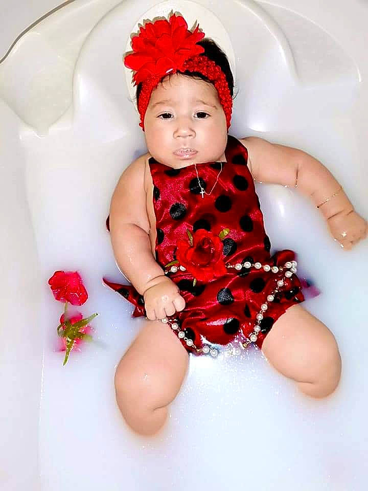 Solenzara participe au concours pour gagner de l'argent avec cette photo : baby, baby_bloomers, baby_products, baby_toddler_clothing, child, child_model, costume_accessory, fashion_accessory, hair_accessory, headgear, headpiece, headwear, person, photo_shoot, photography, plant, product, red, toddler