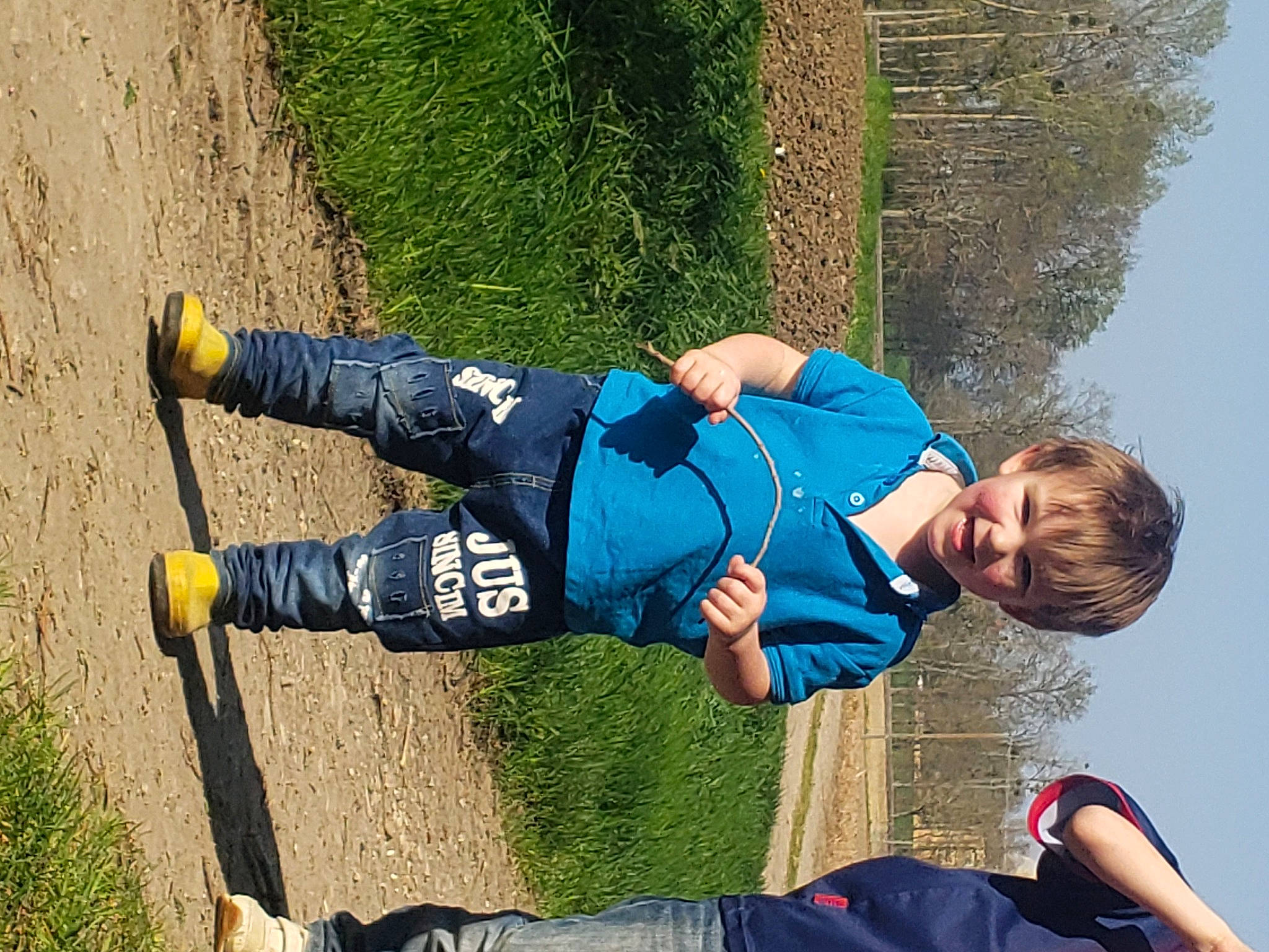 Tiago participe au concours pour gagner de l'argent avec cette photo : adventure, clothing, elbow, electric_blue, fun, grass, joint, knee, leisure, people_in_nature, person, plant, recreation, shoe, sneakers, sports, sports_uniform, sportswear, sweatpant, t_shirt