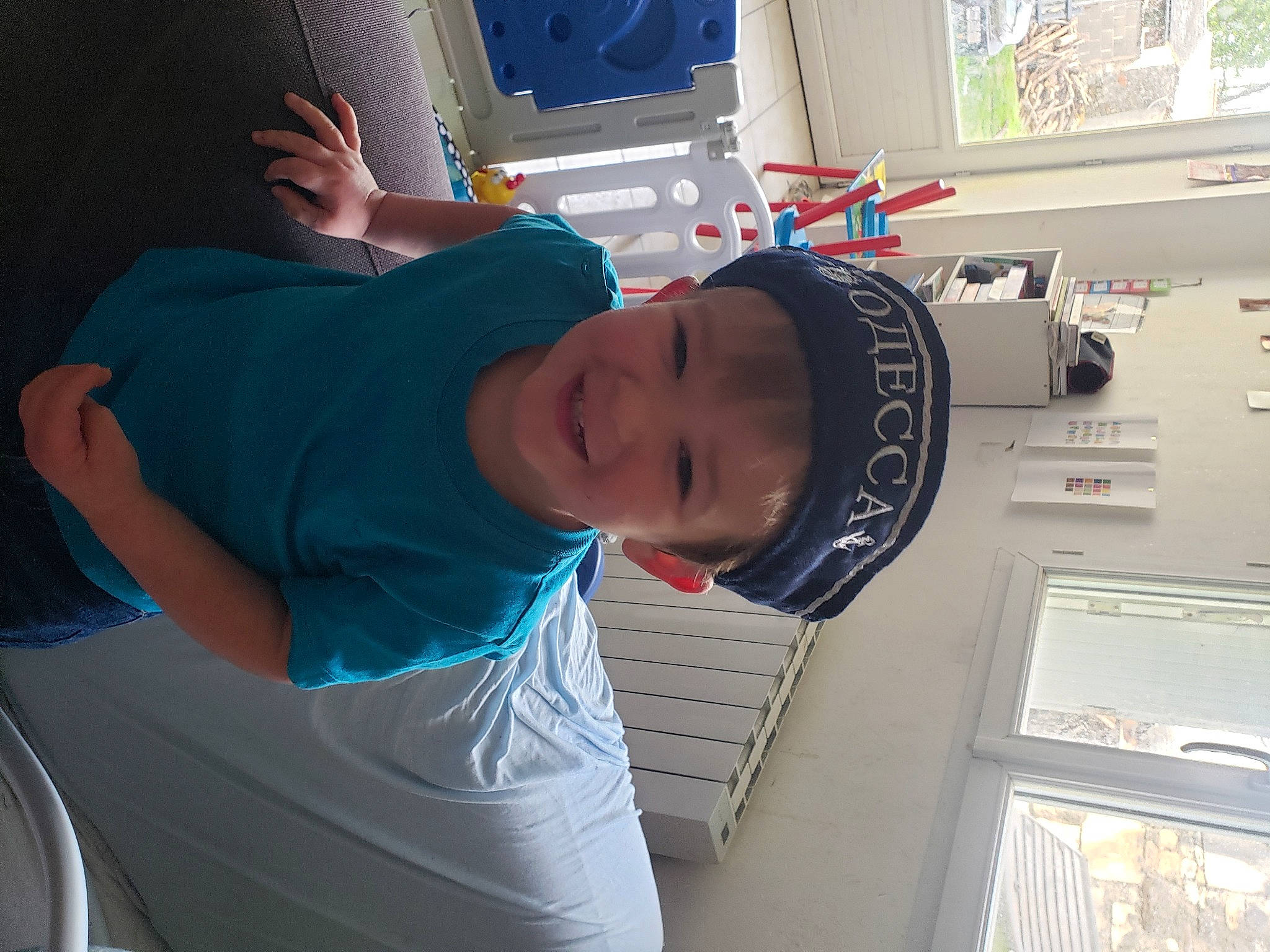 Tiago a rejoint le concours — aidez-le/la à gagner de superbes lots ! baby, chest, elbow, electric_blue, electrical_wiring, engineering, gas, hat, headwear, job, joy, machine, major_appliance, person, room, service, smile, sportswear, t_shirt, toddler