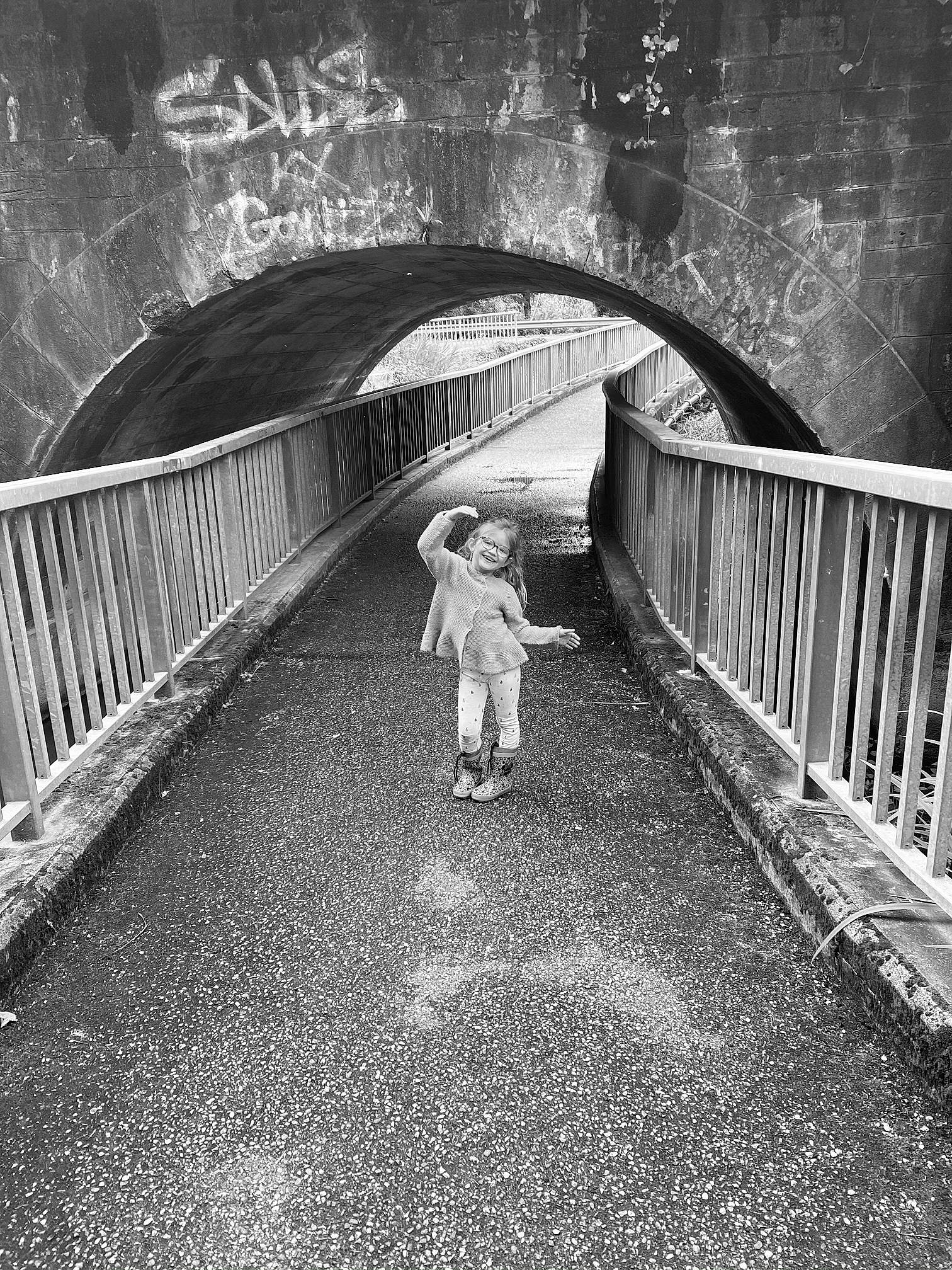 Miya participe au concours pour gagner de l'argent avec cette photo : black, black_and_white, bridge, fence, handrail, infrastructure, joy, metal, monochrome, monochrome_photography, pedestrian, person, road, road_surface, stairs, style, symmetry, tints_and_shades, toddler, tunnel
