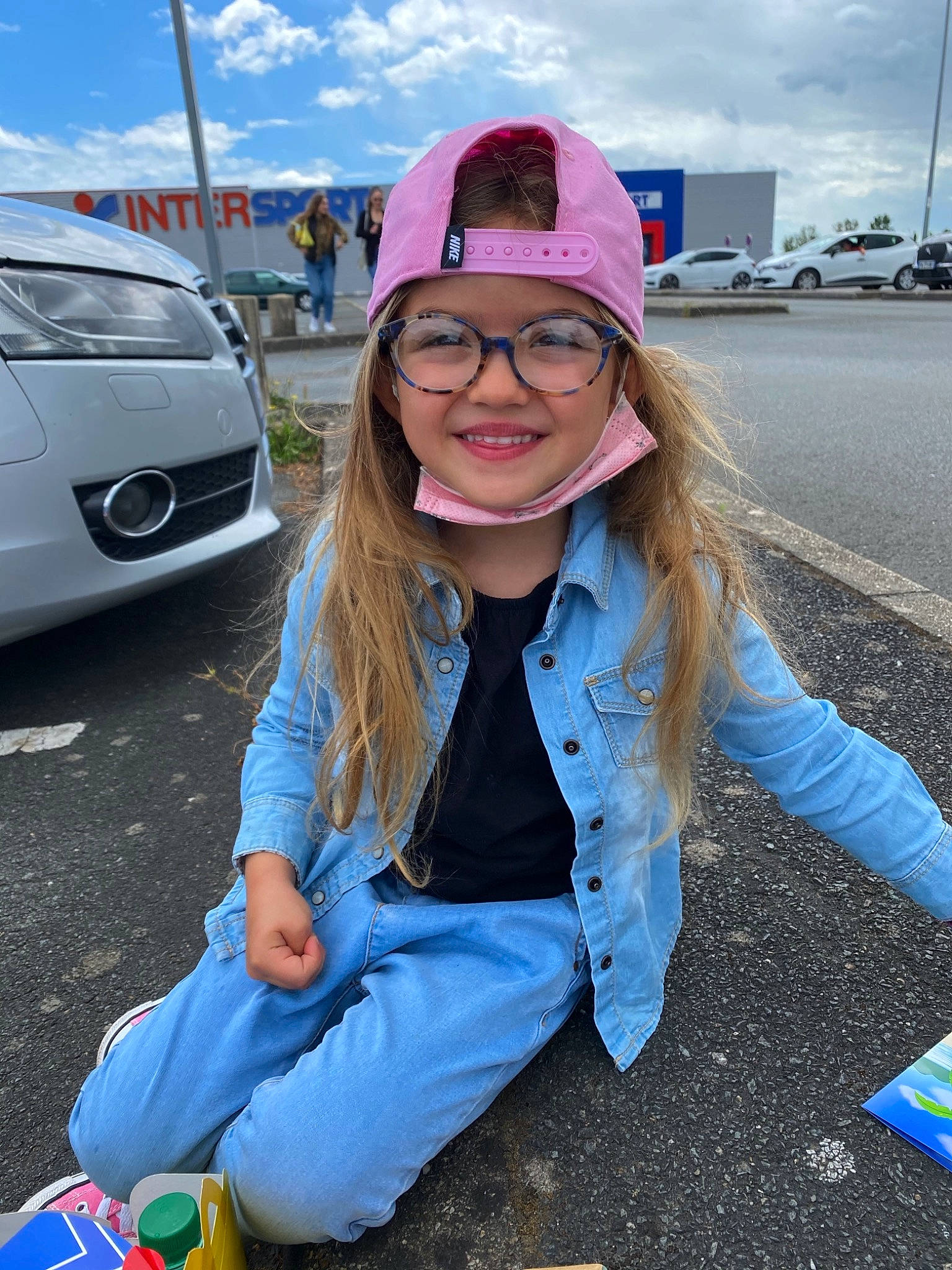 Miya a rejoint le concours — aidez-le/la à gagner de superbes lots ! asphalt, automotive_design, automotive_lighting, automotive_tire, blue, car, electric_blue, eyewear, glasses, headwear, hood, joy, motor_vehicle, person, personal_luxury_car, road, sky, street_fashion, sunglasses, travel