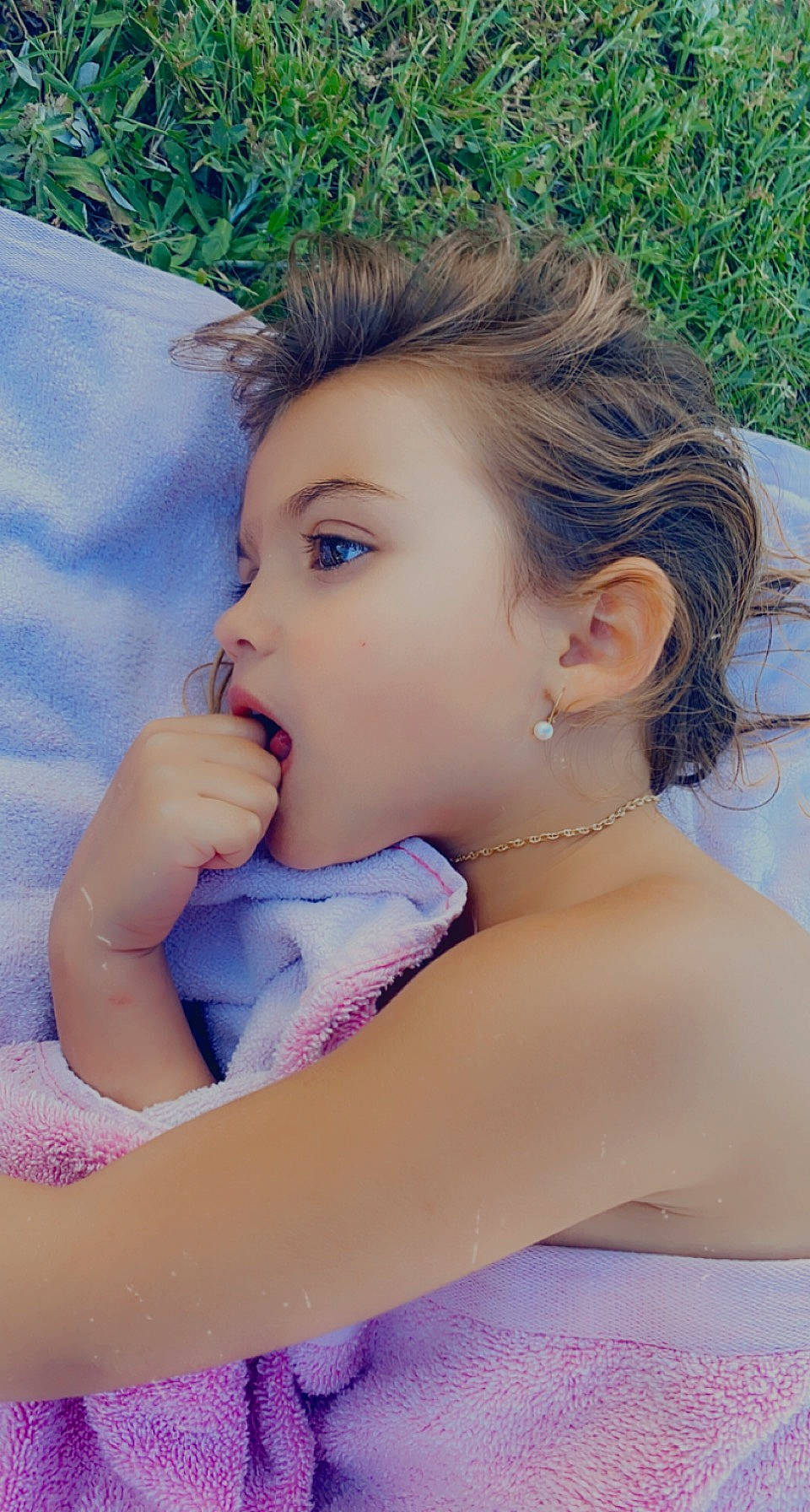 Miya participe au concours pour gagner de l'argent avec cette photo : azure, black_hair, chignon, child, chin, ear, earrings, eye, eyebrow, eyelash, flash_photography, forehead, hair, hairstyle, happy, headpiece, iris, lip, neck, person