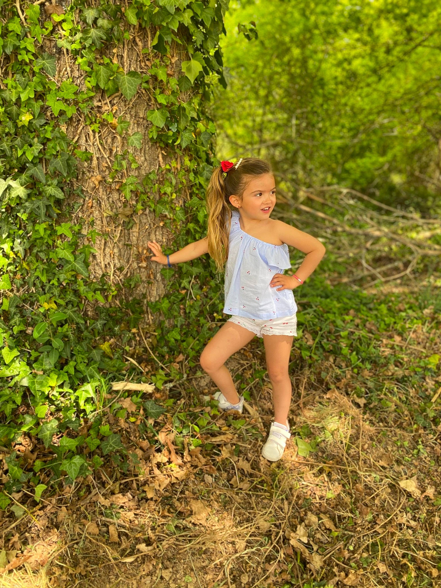 Miya a rejoint le concours — aidez-le/la à gagner de superbes lots ! branch, forest, fun, grass, grass_family, happy, landscape, leg, people_in_nature, person, plant, plant_community, sandal, shorts, shrub, sunlight, terrestrial_plant, thigh, tree, wood