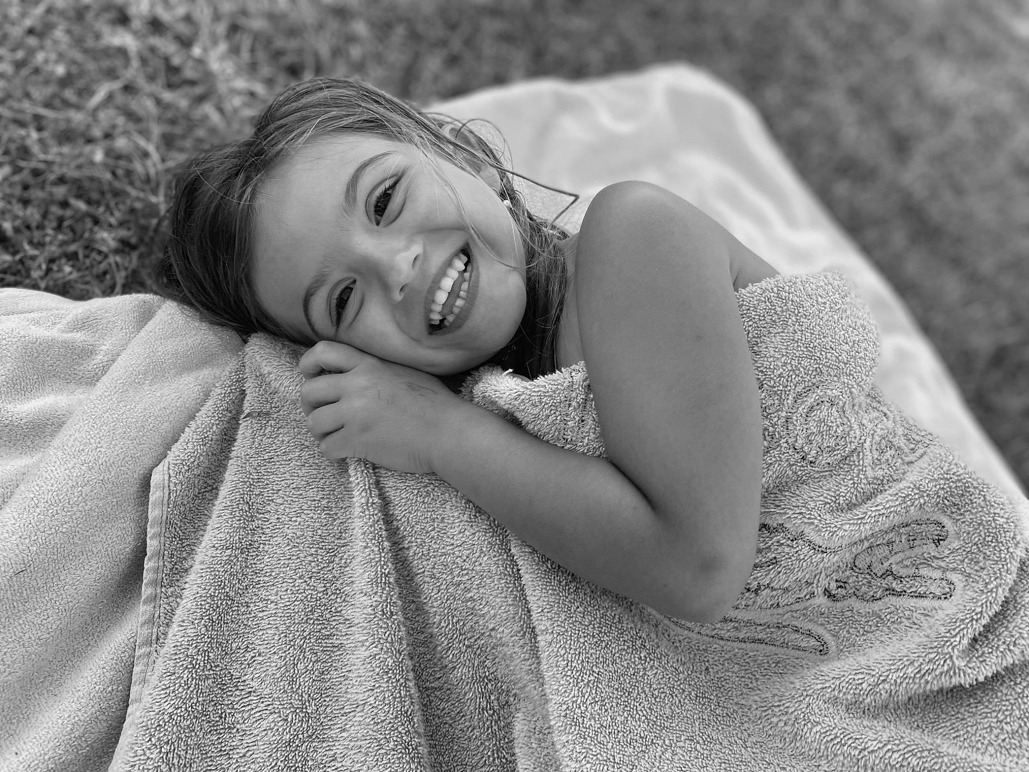 Miya a rejoint le concours — aidez-le/la à gagner de superbes lots ! arm, black_and_white, comfort, eye, eyebrow, face, flash_photography, gesture, grey, hair, hairstyle, happy, joint, joy, lip, organ, person, shoulder, skin, smile