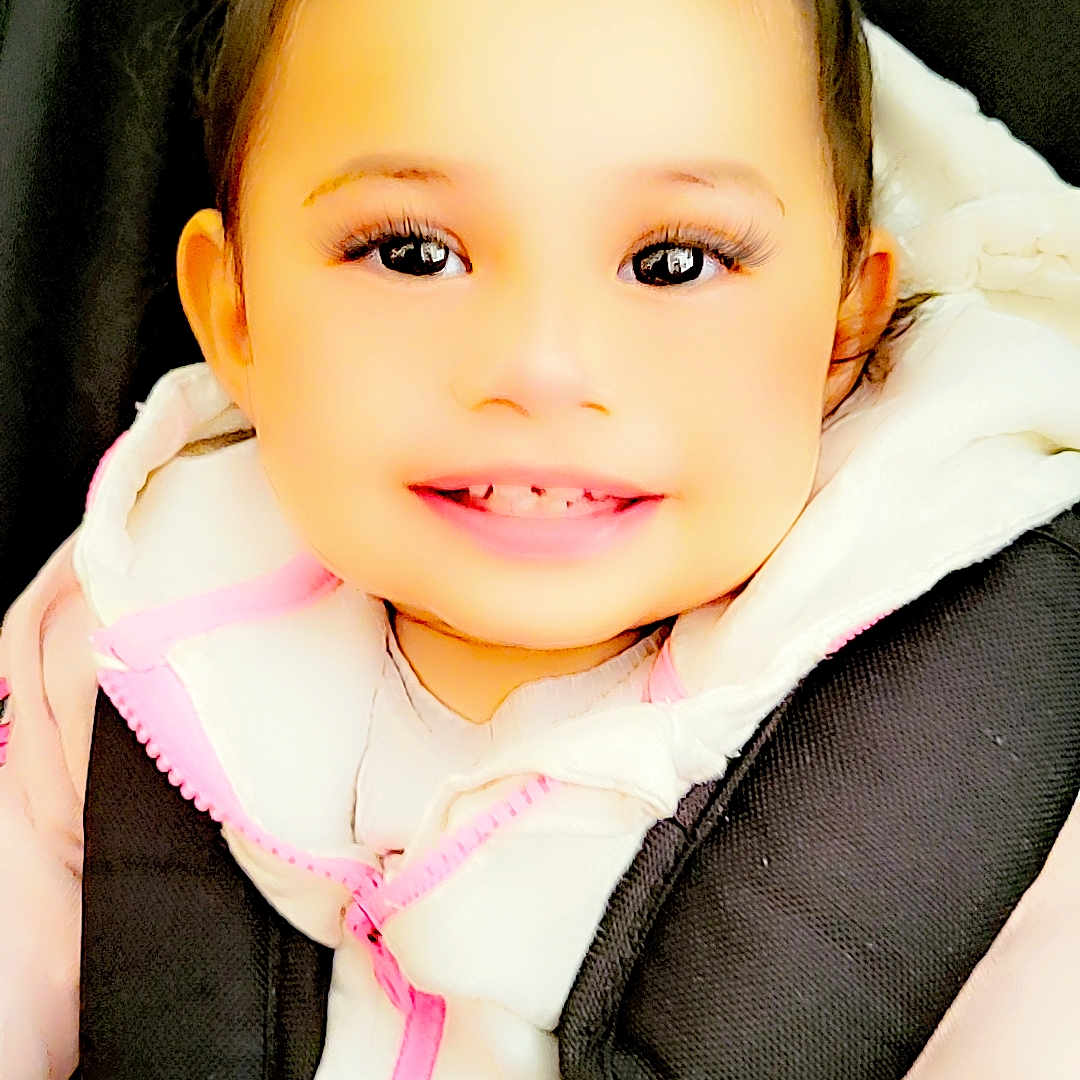 Valentina participe au concours pour gagner de l'argent avec cette photo : accessories, baby, bodypart, car, car_interior, carseat, cushion, face, finger, hand, happy, head, homedecor, mouth, person, photography, portrait, smile, transportation, vehicle