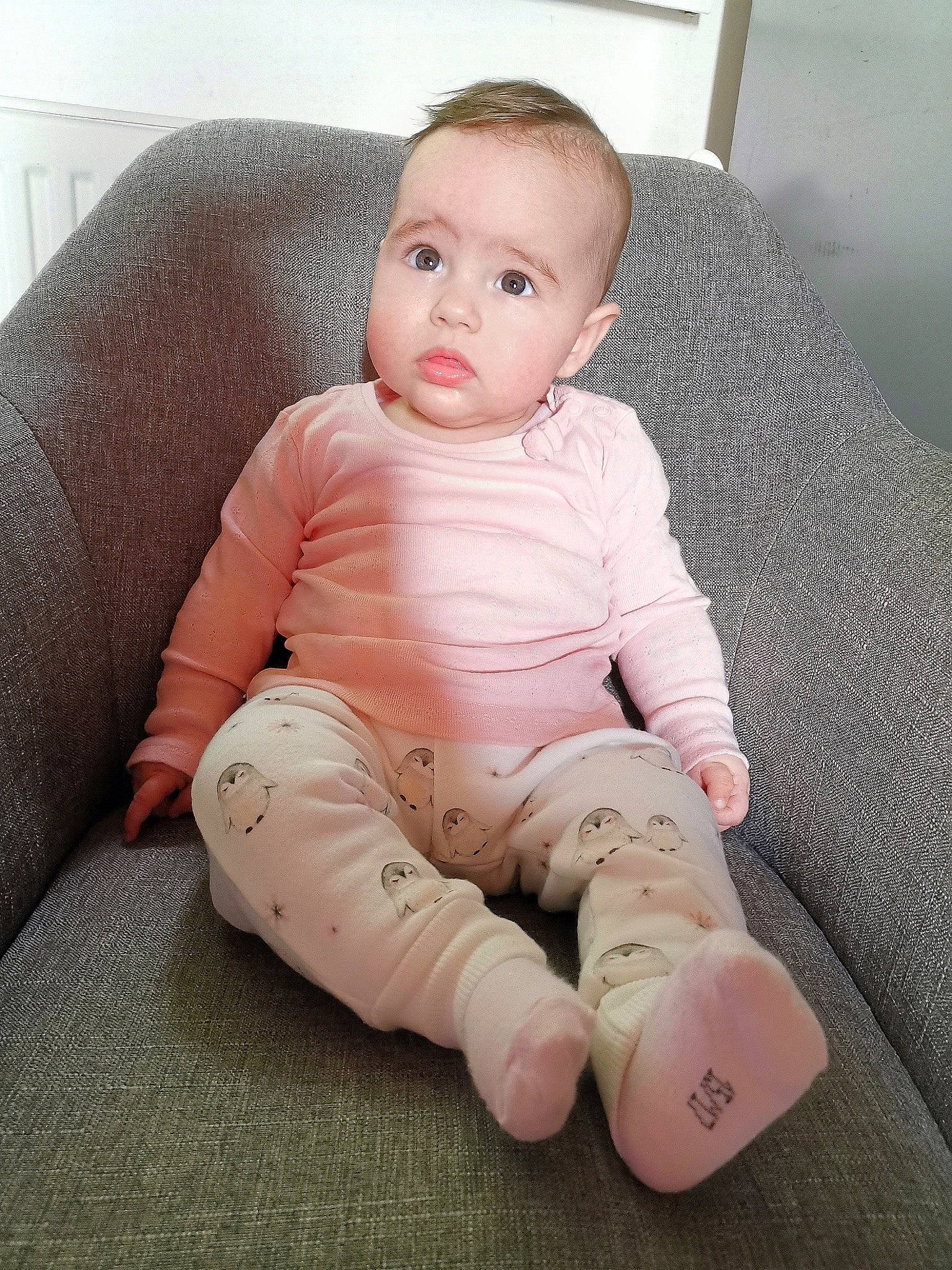 Margot a rejoint le concours — aidez-le/la à gagner de superbes lots ! arm, baby, baby_toddler_clothing, cheek, child, eye, face, head, leg, lip, person, pink, sitting, skin, sleeve, stomach, toddler