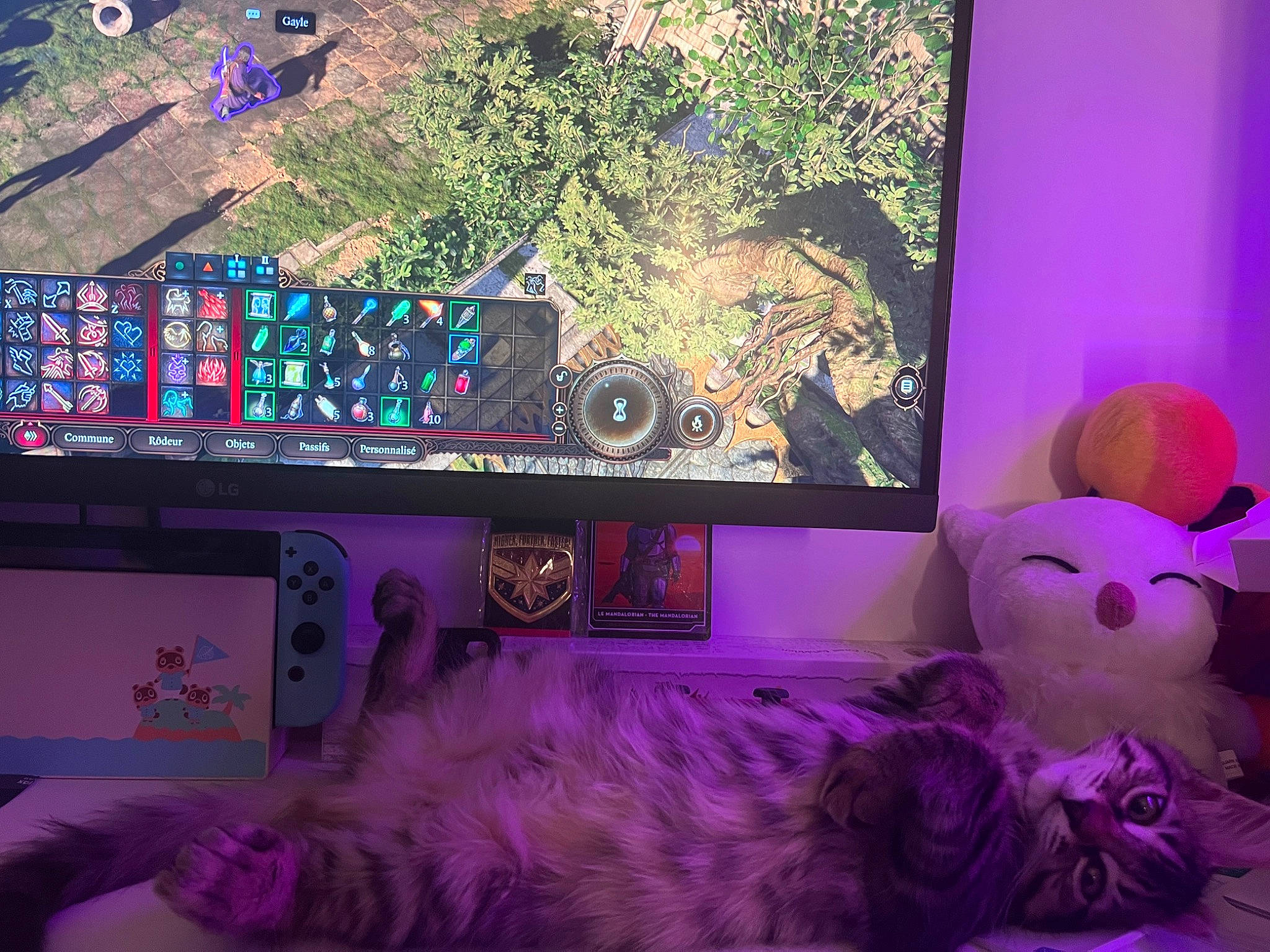 Yuffie a rejoint le concours — aidez-le/la à gagner de superbes lots ! art, carnivore, couch, display_device, electronic_device, felidae, flat_panel_display, gadget, magenta, organism, personal_computer, pink, purple, small_to_medium_sized_cats, space, television_set, toy, violet, whiskers, world