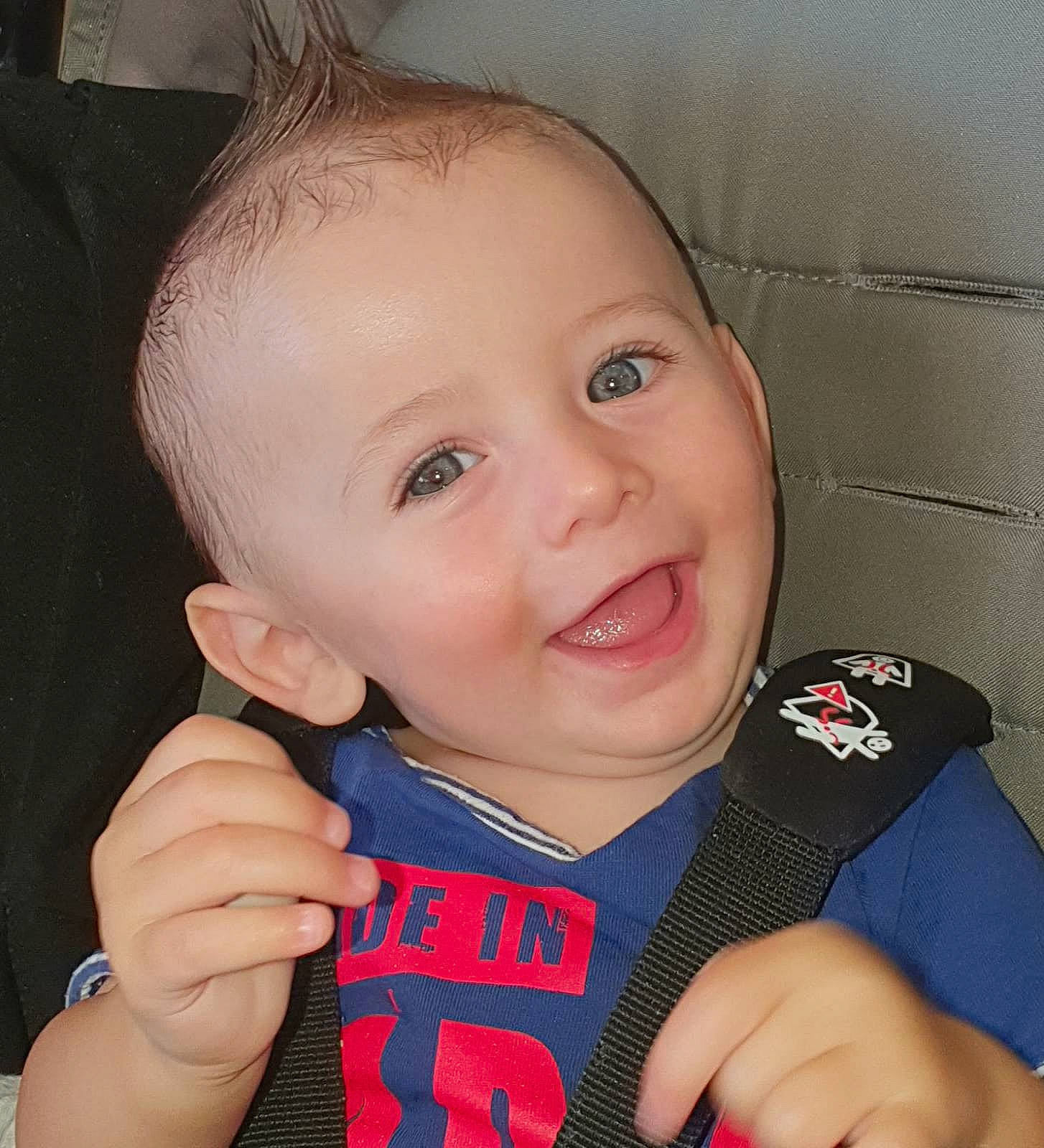 Malonn participe au concours pour gagner de l'argent avec cette photo : arm, cheek, chin, ear, eye, eyebrow, forehead, hand, head, human_body, iris, joy, lip, mouth, neck, nose, person, skin, sleeve, smile