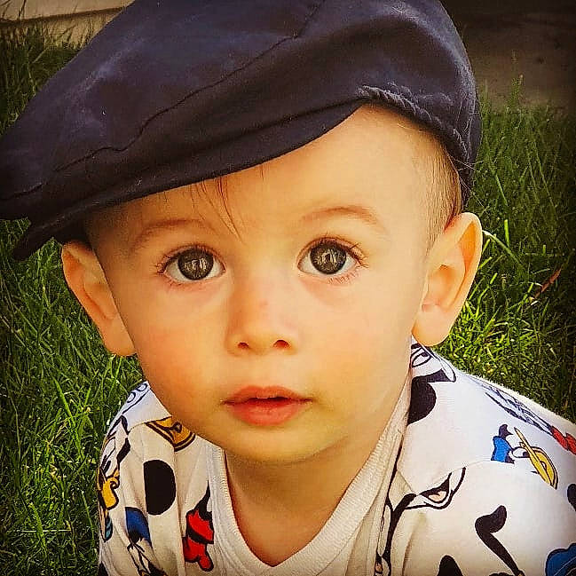 Malonn a rejoint le concours — aidez-le/la à gagner de superbes lots ! beauty, black_hair, cap, child, chin, close_up, cool, cricket_cap, electric_blue, fashion_accessory, grass, happy, hat, headgear, headwear, lip, person, skin, snapshot, tints_and_shades