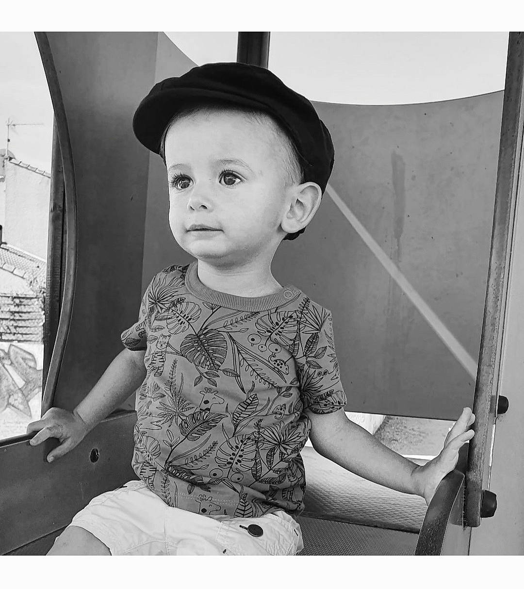 Malonn participe au concours pour gagner de l'argent avec cette photo : arm, black, black_and_white, clothing, cool, eye, facial_expression, flash_photography, hairstyle, happy, hat, monochrome_photography, person, sleeve, snapshot, style, sun_hat, t_shirt, tints_and_shades, toddler