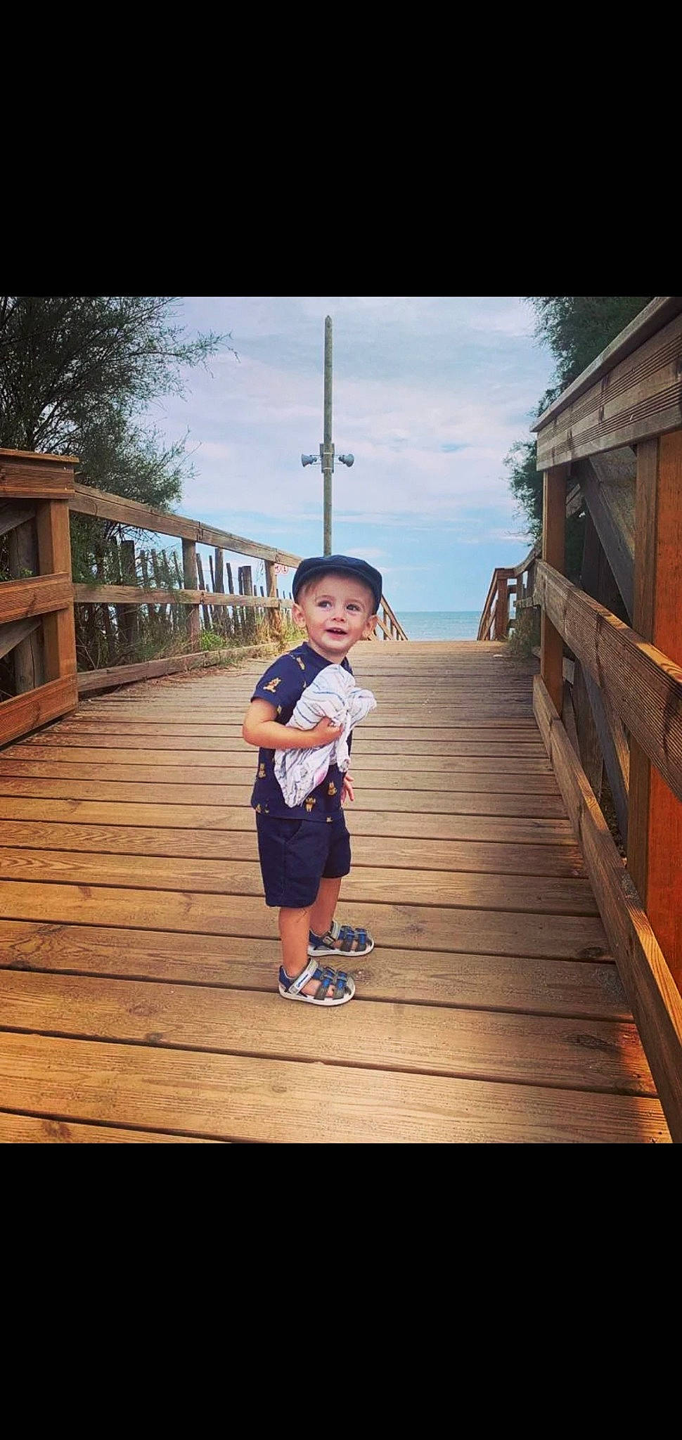 Malonn participe au concours pour gagner de l'argent avec cette photo : bridge, cloud, daytime, deck, dock, flash_photography, fun, happy, hardwood, leisure, morning, person, shorts, sky, standing, sunlight, toddler, travel, tree, water