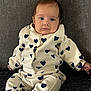 Camille a rejoint le concours — aidez-le/la à gagner de superbes lots ! baby, infant, child, couch, clothing, heart_pattern, sitting, portrait, face, eyes, socks, cozy, indoors, fabric, cute, expression, young_child, casual, relaxed, home