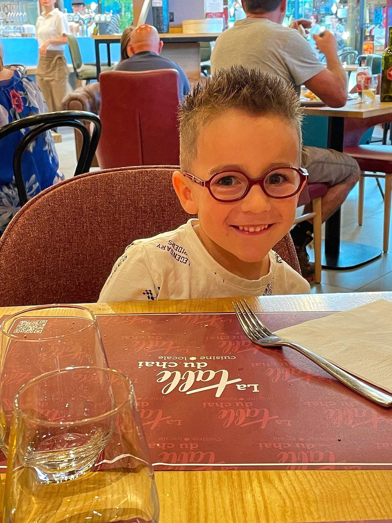 Sohan a rejoint le concours — aidez-le/la à gagner de superbes lots ! blurred, chair, child, education, eyewear, food, fun, glasses, hairstyle, happy, joy, junk_food, learning, leisure, person, reading, sitting, smile, t_shirt, table