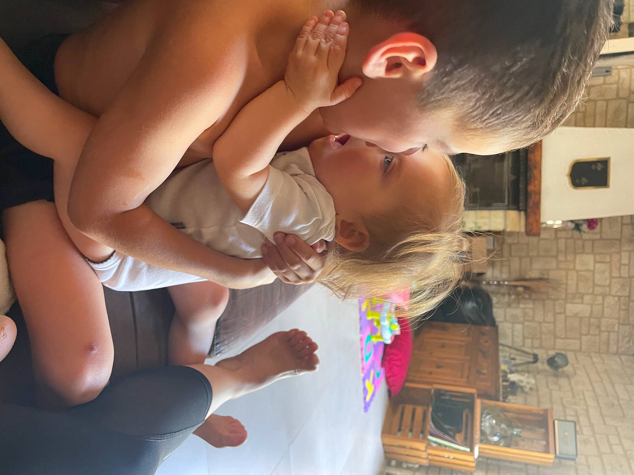 Sohan participe au concours pour gagner de l'argent avec cette photo : abdomen, baby, chest, dress, ear, eyelash, finger, fun, gesture, hair, happy, head, human_body, leg, nail, person, shoulder, thigh, thumb, toddler