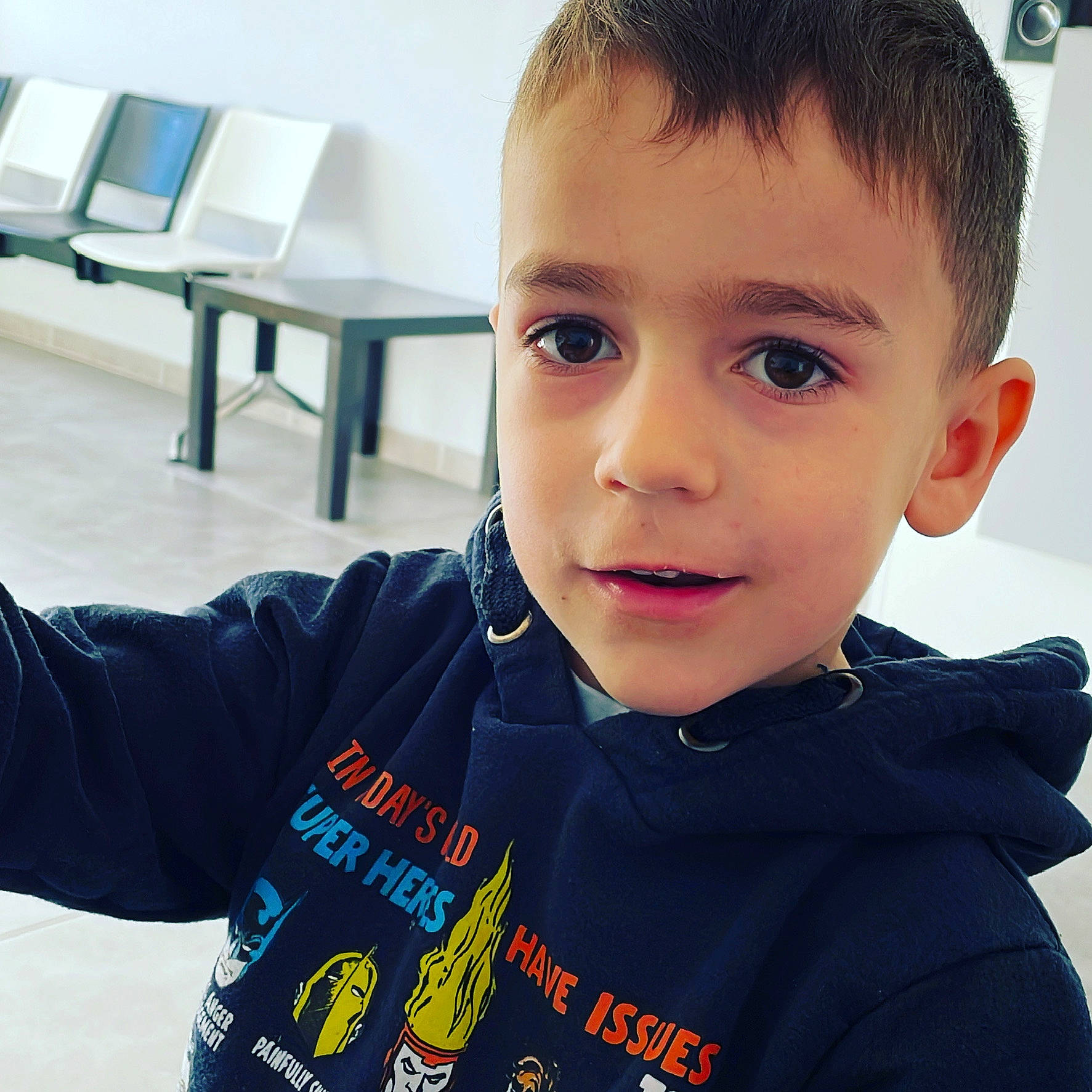 Sohan a rejoint le concours — aidez-le/la à gagner de superbes lots ! child, chin, cool, desk, electric_blue, eyebrow, forehead, hairstyle, happy, jacket, neck, nose, person, sleeve, sportswear, standing, t_shirt, table, technology, thumb