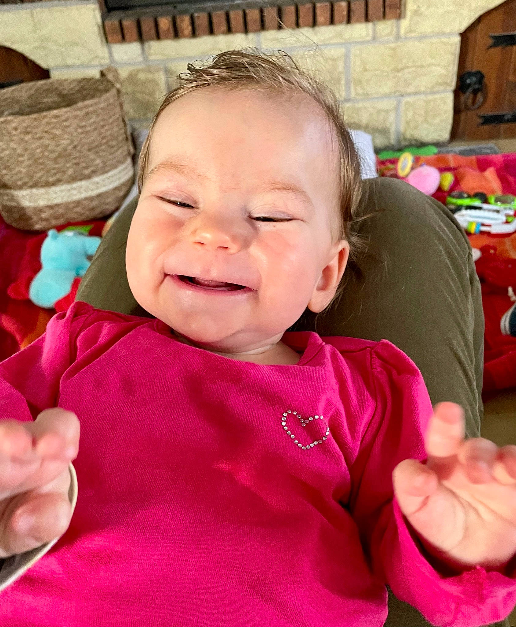 Neyla participe au concours pour gagner de l'argent avec cette photo : baby_toddler_clothing, cheek, chin, ear, face, facial_expression, finger, gesture, hand, happy, head, lip, mouth, neck, nose, organ, person, product, skin, sleeve