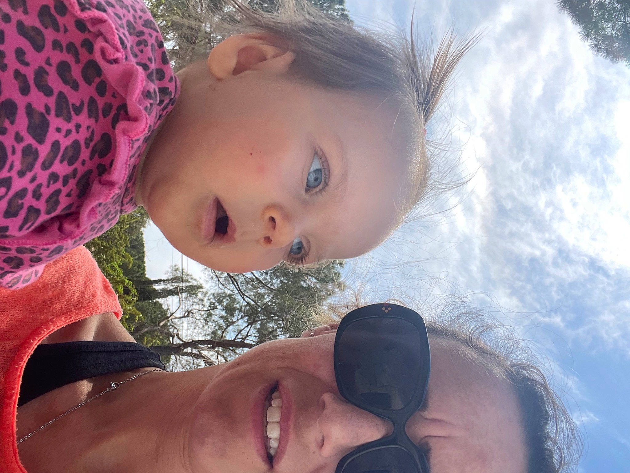 Neyla participe au concours pour gagner de l'argent avec cette photo : chin, eyebrow, face, facial_expression, hairstyle, human, joy, light, lip, mouth, neck, nose, organ, people_in_nature, person, photograph, plant, skin, sky, smile