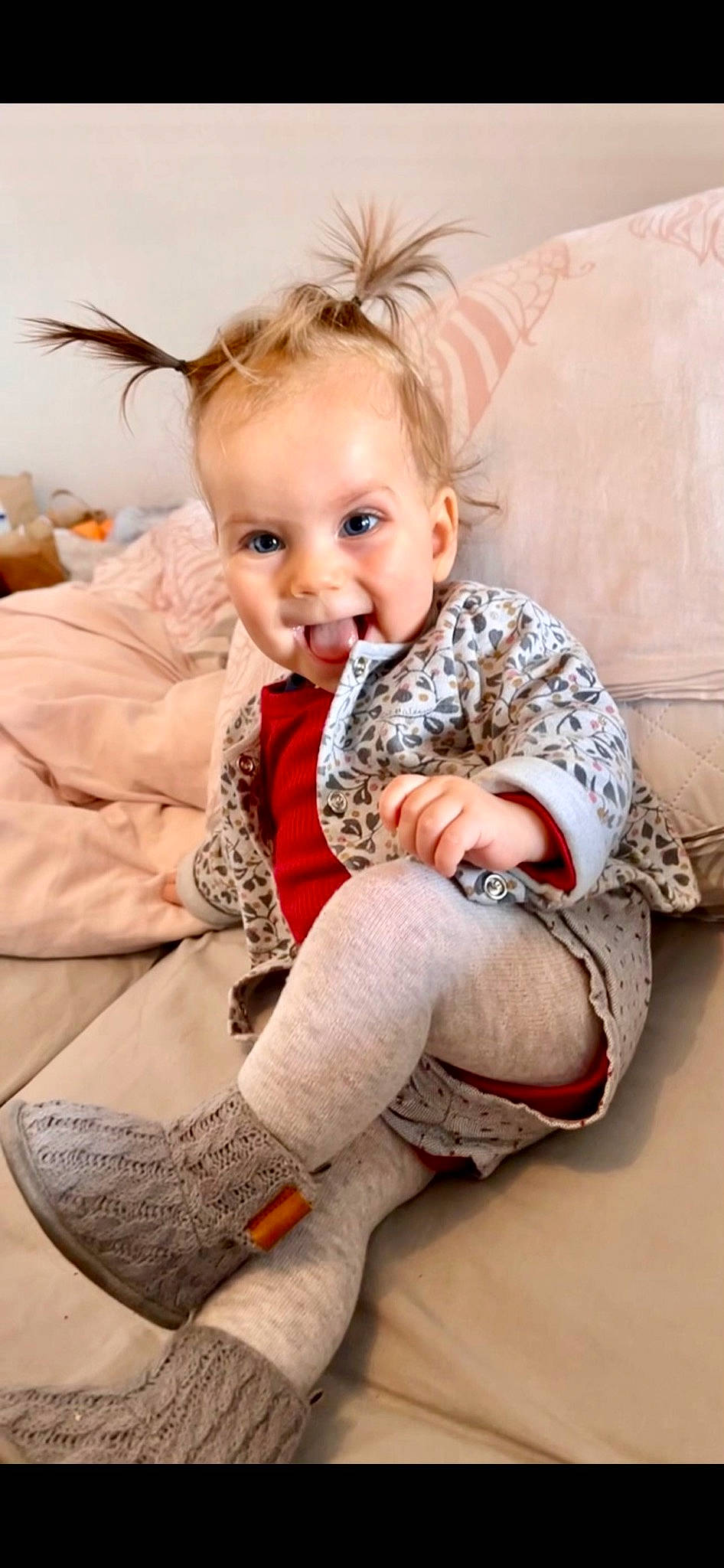 Neyla participe au concours pour gagner de l'argent avec cette photo : baby, baby_toddler_clothing, comfort, eye, face, foot, hair, hairstyle, happy, head, human_body, human_leg, iris, knee, lap, person, skin, sleeve, sock, thigh