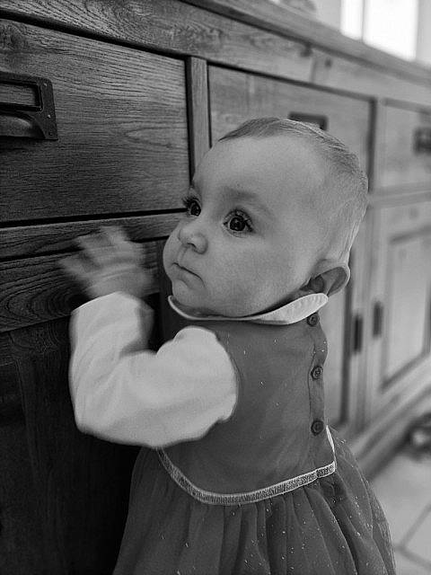 Abby participe au concours pour gagner de l'argent avec cette photo : baby, baby_toddler_clothing, black_and_white, child, eye, flash_photography, fun, happy, head, monochrome, monochrome_photography, person, room, sitting, sleeve, standing, stock_photography, style, toddler, white