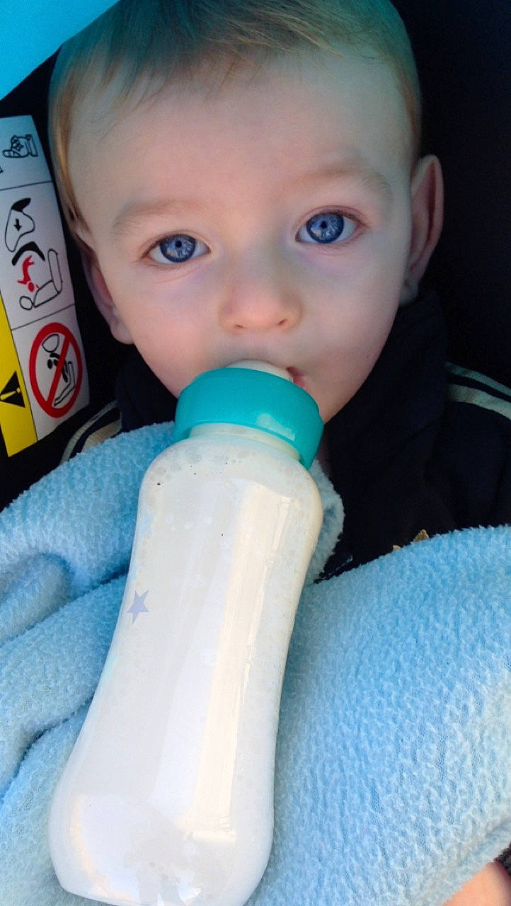 Djayden a rejoint le concours — aidez-le/la à gagner de superbes lots ! baby_bottle, cheek, child, drinkware, ear, head, infant, mouth, nose, person, plastic_bottle, product, skin, toddler