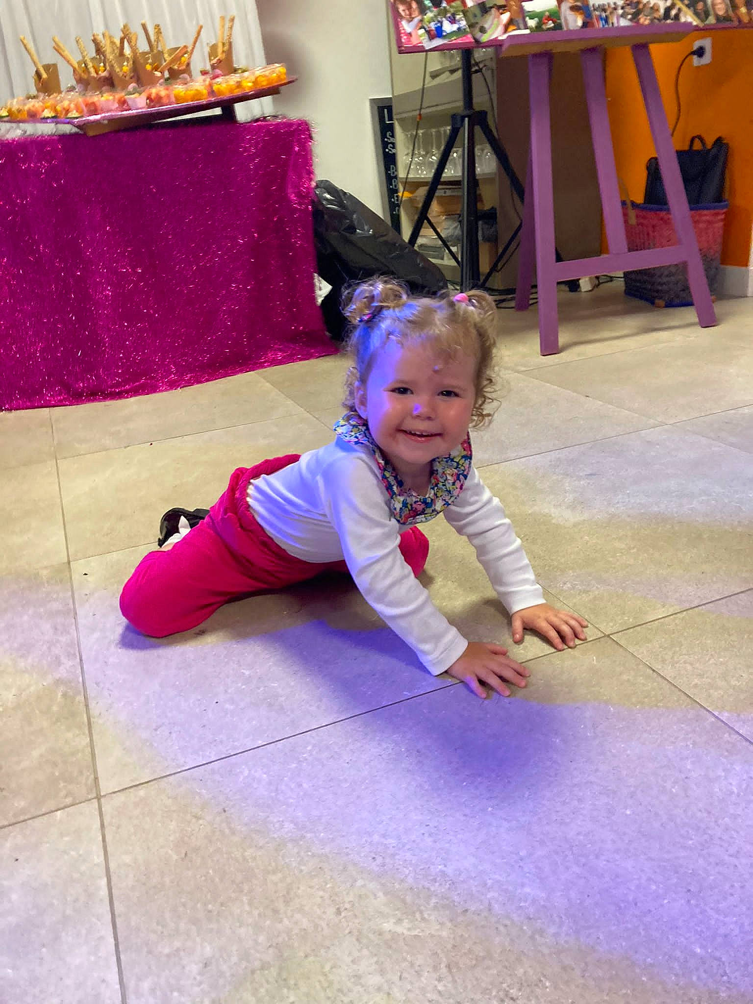 Kacy a rejoint le concours — aidez-le/la à gagner de superbes lots ! baby_toddler_clothing, chair, child, event, floor, flooring, flower, fun, happy, holiday, joy, leisure, magenta, person, plant, purple, road_surface, room, sitting, smile