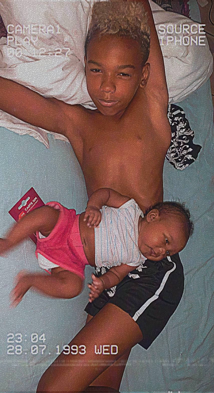 Kayla participe au concours pour gagner de l'argent avec cette photo : abdomen, adaptation, arm, baby, baby_toddler_clothing, cheek, chest, child, comfort, elbow, finger, fun, gesture, happy, muscle, person, stomach, t_shirt, thigh, toddler