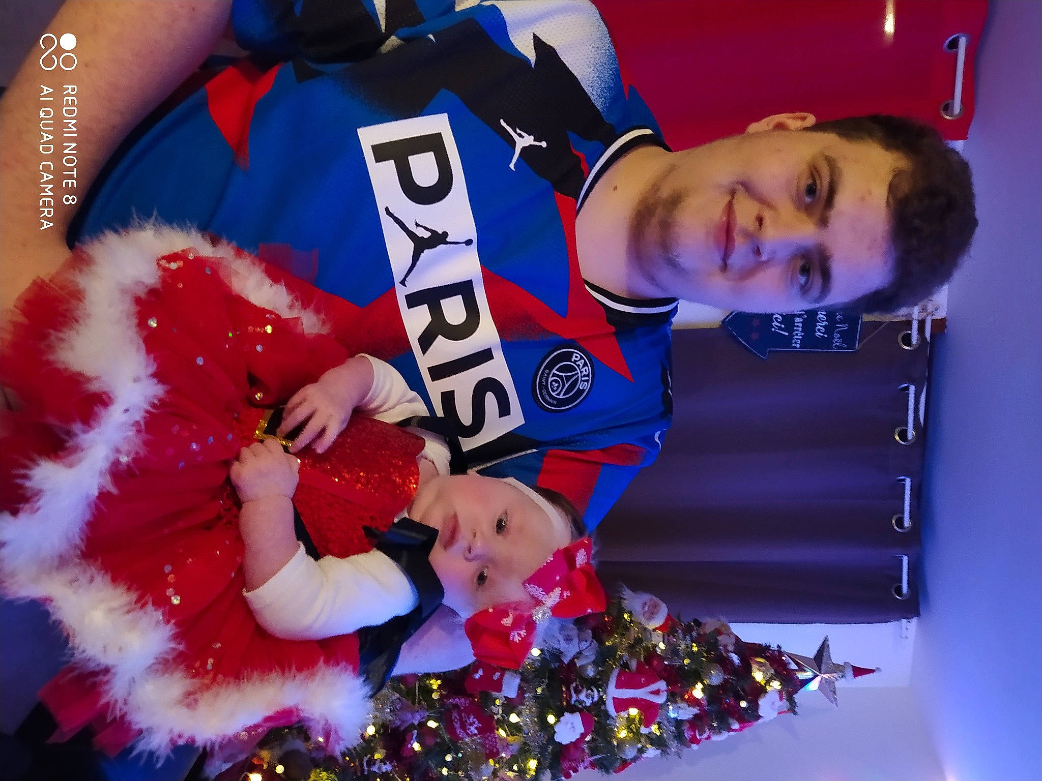 Lilou a rejoint le concours — aidez-le/la à gagner de superbes lots ! carmine, electric_blue, entertainment, event, fan, fun, gesture, glove, happy, hat, headwear, holiday, jersey, joy, person, player, red, smile, snapshot, sports_gear