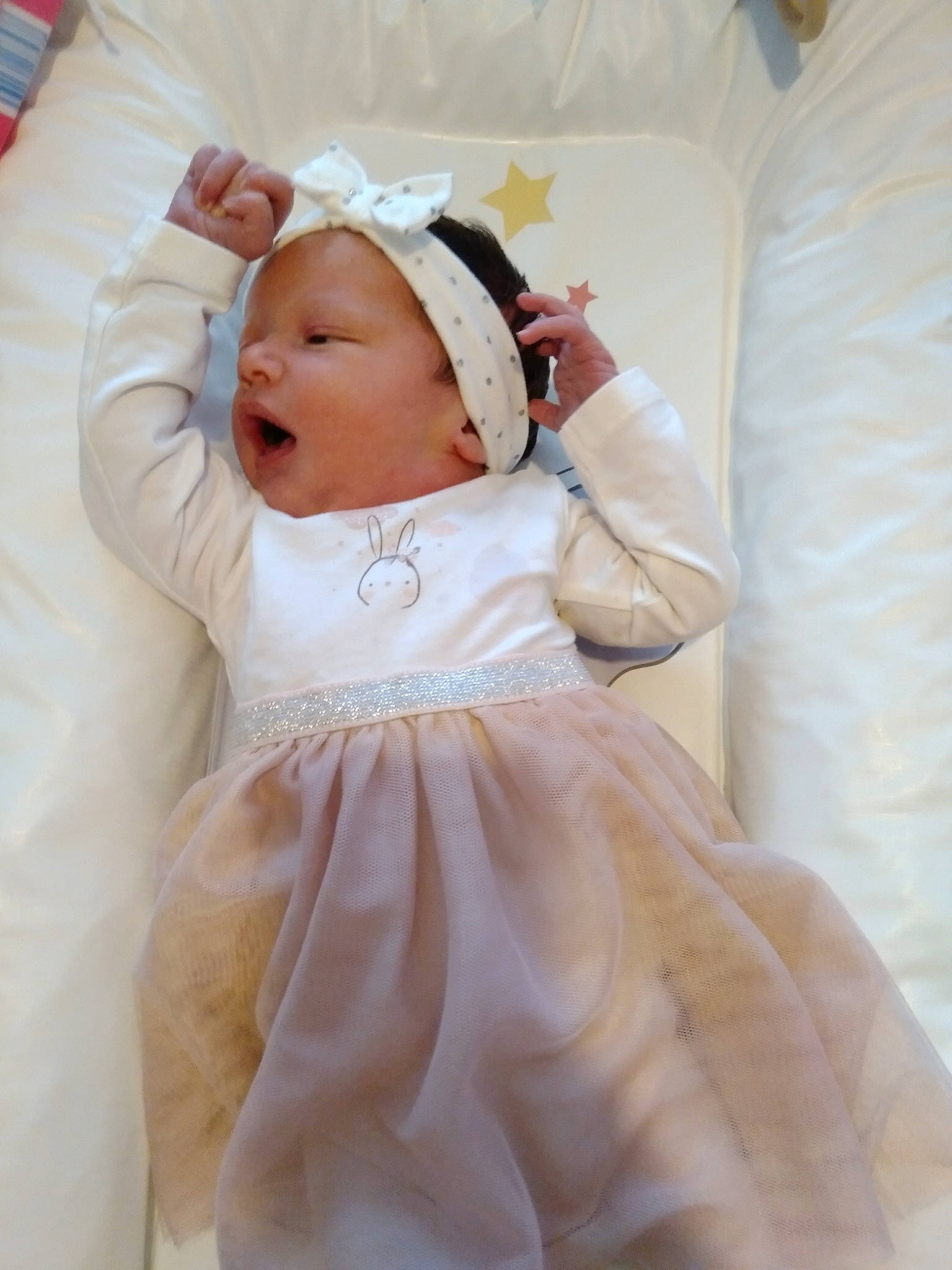 Lilou a rejoint le concours — aidez-le/la à gagner de superbes lots ! baby, baby_toddler_clothing, cheek, child, clothing, comfort, dress, embellishment, event, eye, face, finger, hand, happy, hat, headgear, peach, person, skin, sleeve