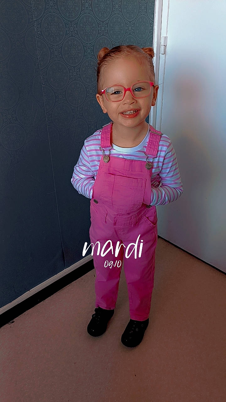 Lilou participe au concours pour gagner de l'argent avec cette photo : baby, baby_toddler_clothing, child, costume, electric_blue, fashion_accessory, flooring, formal_wear, fun, gesture, happy, joy, magenta, pattern, peach, person, pink, sleeve, smile, t_shirt