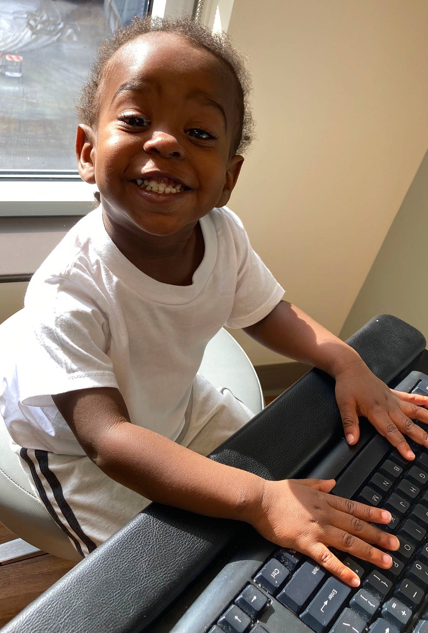 Amir is registered to the contest to win money with this photo: arm, comfort, computer, computer_keyboard, finger, gadget, hand, happy, input_device, joy, muscle, netbook, office_equipment, peripheral, person, personal_computer, smile, space_bar, t_shirt, thumb