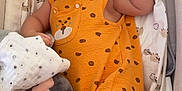 Swann participe au concours pour gagner de l'argent avec cette photo : baby, pacifier, orange_outfit, polka_dots, plush_toy, blanket, soft_fabric, infant, cute, child, lying_down, clothing, comfort, indoors, hand, foot, face, portrait, sleeping_area, toddler