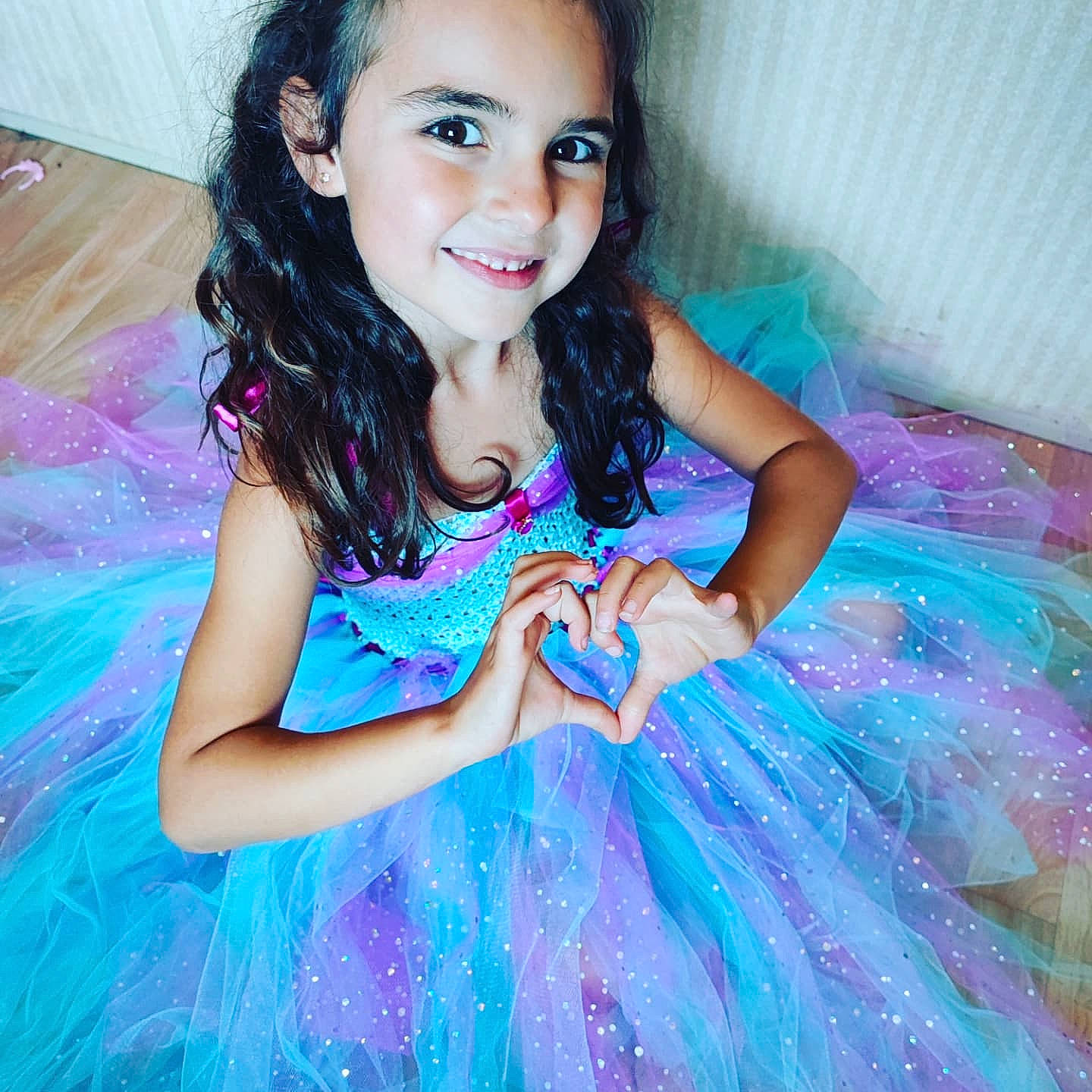 Eléa a rejoint le concours — aidez-le/la à gagner de superbes lots ! arm, clothing, dress, eye, eyelash, facial_expression, fashion, flash_photography, hair, hairstyle, hand, joint, joy, neck, one_piece_garment, organ, person, purple, shoulder, skin