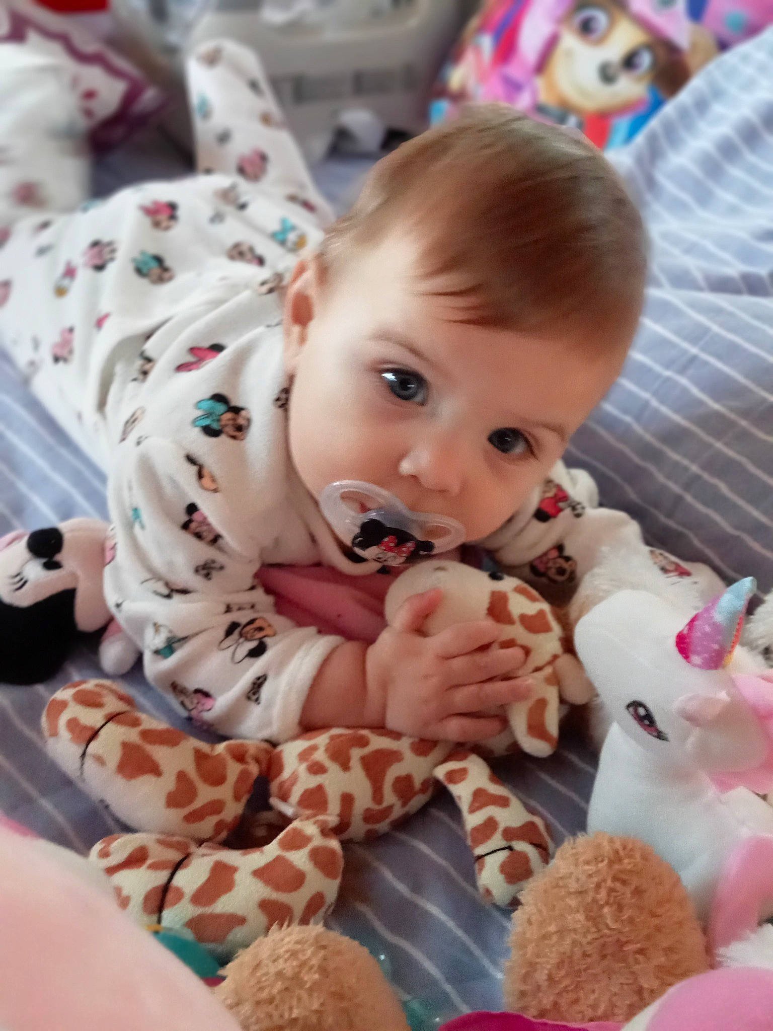 Sway participe au concours pour gagner de l'argent avec cette photo : baby, baby_products, baby_toddler_clothing, cheek, child, comfort, fun, gesture, happy, linens, mammal, pattern, person, pink, skin, smile, sweetness, textile, toddler, toy