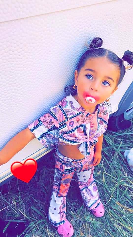 Vaiana participe au concours pour gagner de l'argent avec cette photo : baby_toddler_clothing, balloon, beauty, child, electric_blue, fun, grass, happy, human_leg, leisure, magenta, pattern, person, pink, play, sitting, skin, sleeve, surprise, t_shirt