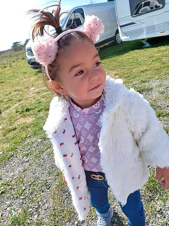 Vaiana a rejoint le concours — aidez-le/la à gagner de superbes lots ! baby, baby_toddler_clothing, child, clothing, eyewear, fashion_accessory, fun, grass, happy, headband, pattern, people_in_nature, person, personal_protective_equipment, pink, recreation, sleeve, textile, toddler, wool