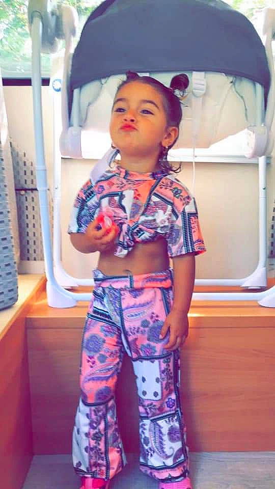 Vaiana a rejoint le concours — aidez-le/la à gagner de superbes lots ! blond, denim, electric_blue, eyewear, fashion_design, fun, human_leg, magenta, pattern, person, pink, purple, room, shoulder, standing, street_fashion, t_shirt, textile, thigh, trunk