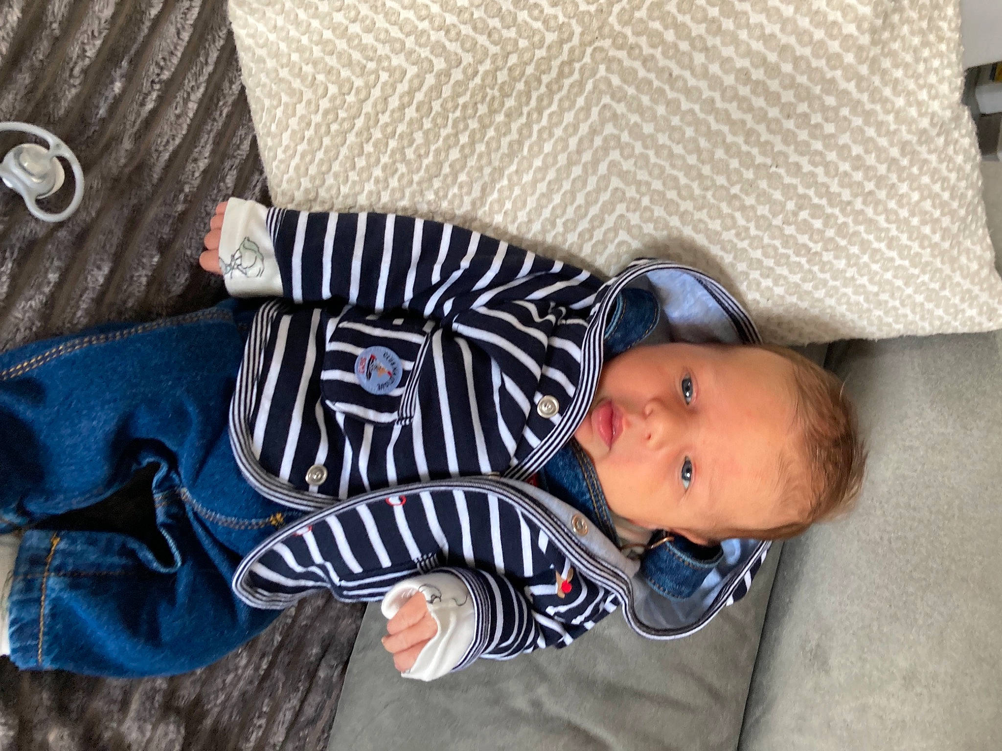 Marlonn a rejoint le concours — aidez-le/la à gagner de superbes lots ! baby, baby_products, baby_toddler_clothing, child, comfort, pattern, person, room, sitting, sleeve, toddler, tree, winter, wood