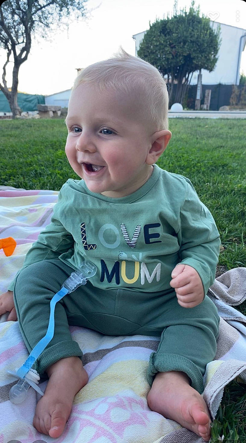 Marlonn a rejoint le concours — aidez-le/la à gagner de superbes lots ! baby, baby_toddler_clothing, cheek, child, face, fun, grass, happy, head, iris, lap, person, pink, plant, skin, sky, sleeve, smile, thigh, toddler