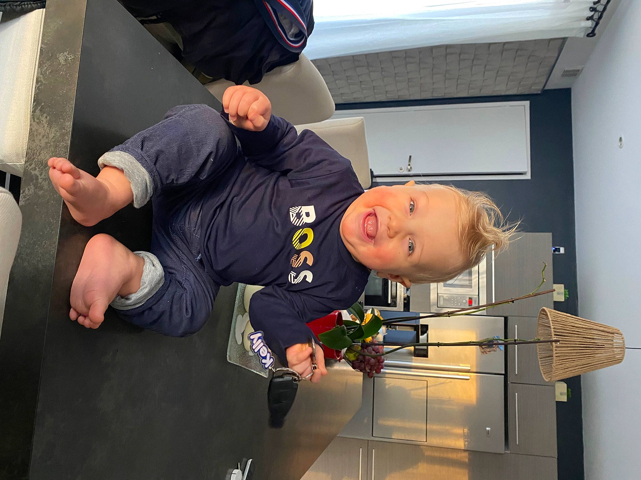 Marlonn participe au concours pour gagner de l'argent avec cette photo : elbow, fun, gesture, person, room, shorts, t_shirt, window