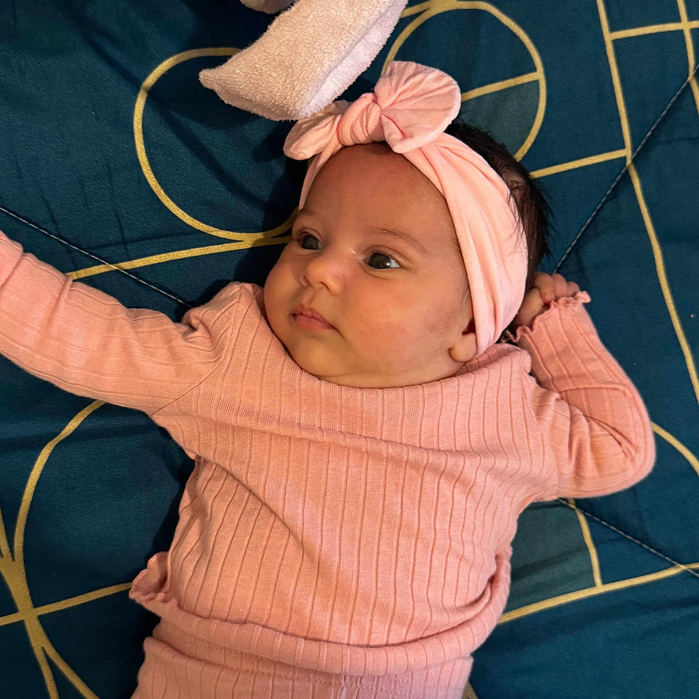 Seyna a rejoint le concours — aidez-le/la à gagner de superbes lots ! baby, bodypart, bonnet, cap, clothing, face, finger, hand, happy, hat, head, hoodie, knitwear, newborn, person, photography, portrait, smile, sweater, sweatshirt