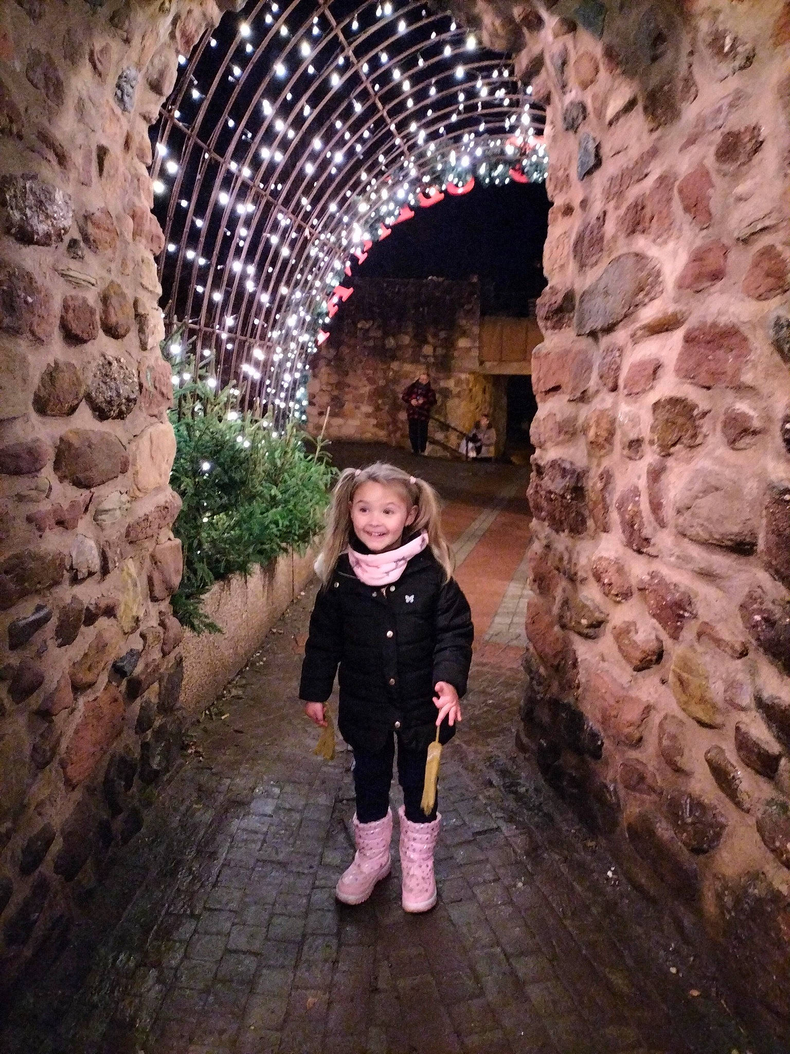 Kimberly a rejoint le concours — aidez-le/la à gagner de superbes lots ! arch, boot, brick, brickwork, cobblestone, flash_photography, flooring, grass, happy, hat, headgear, joy, leisure, magenta, pattern, person, pink, plant, standing, tints_and_shades