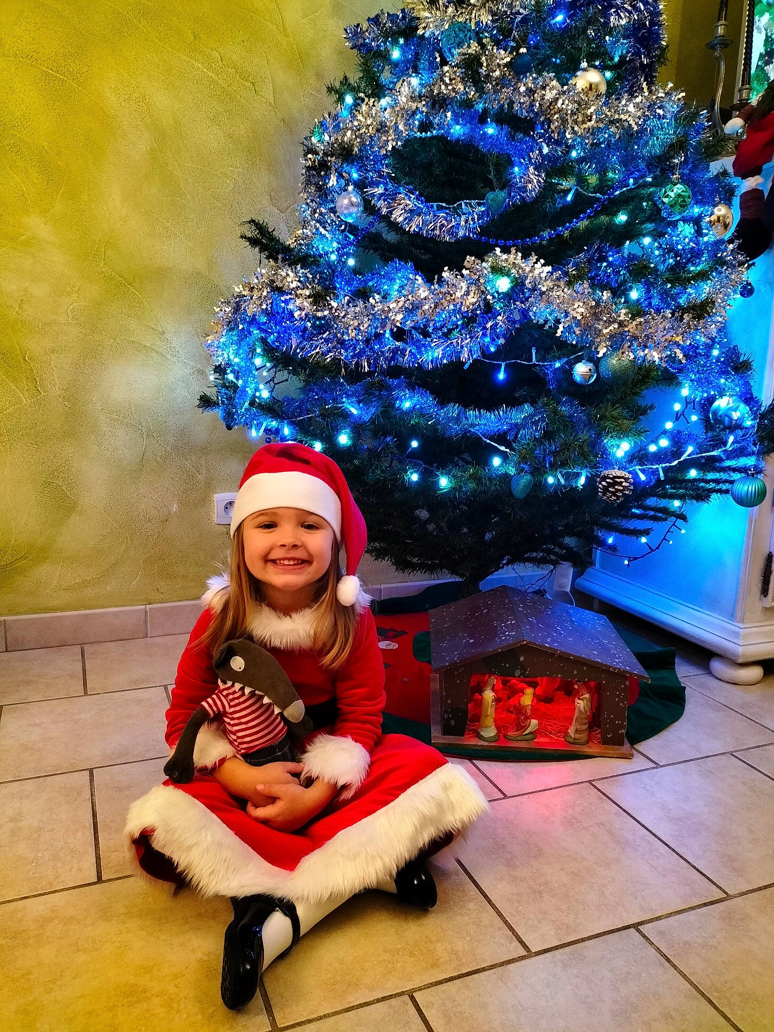 Kimberly participe au concours pour gagner de l'argent avec cette photo : christmas_decoration, christmas_ornament, christmas_tree, electric_blue, event, evergreen, fun, happy, headwear, holiday, holiday_ornament, joy, ornament, person, photograph, plant, smile, snapshot, toddler, tree