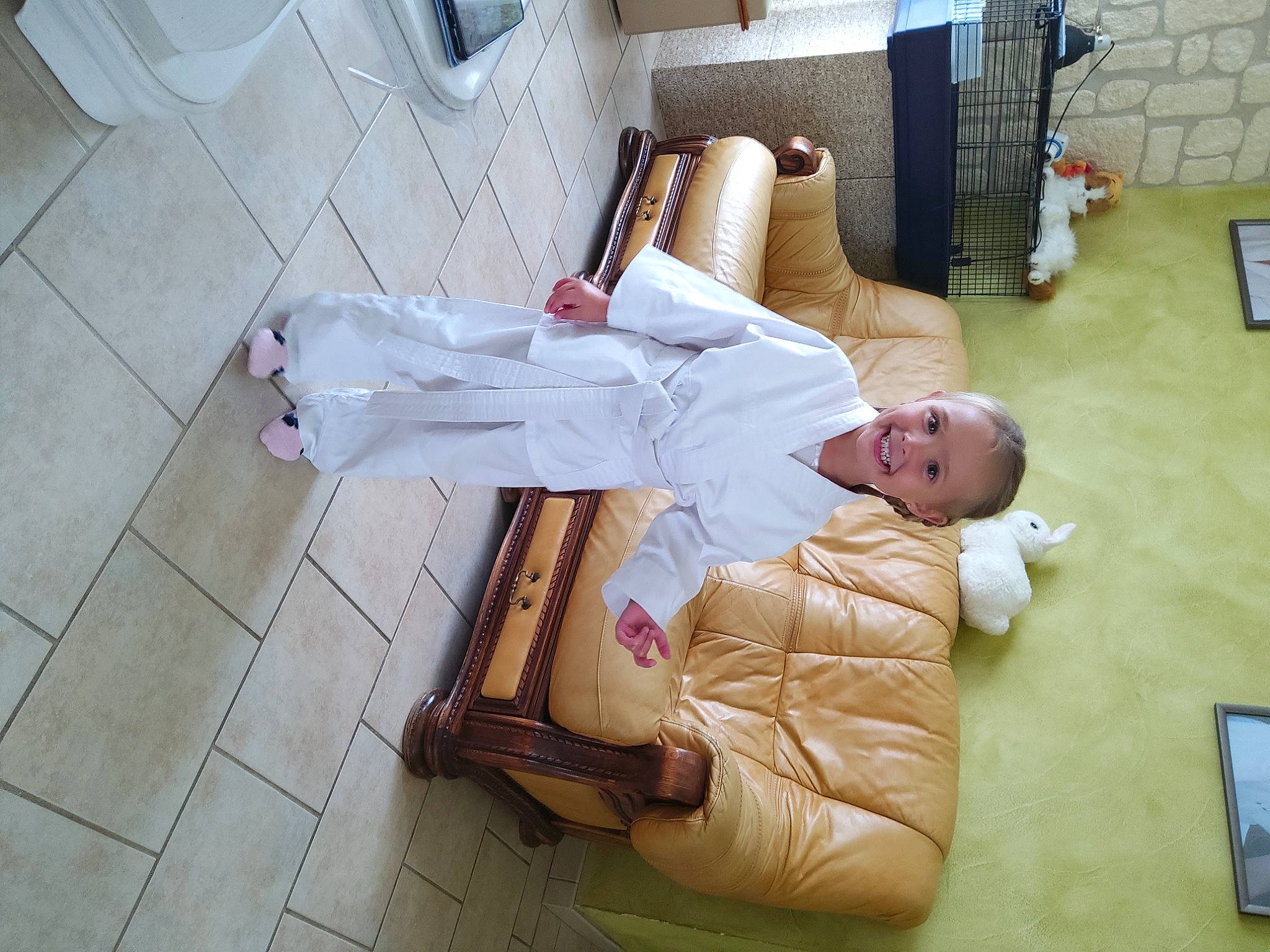 Kimberly participe au concours pour gagner de l'argent avec cette photo : child, comfort, flooring, hardwood, human_leg, joy, linens, person, room, sitting, wood