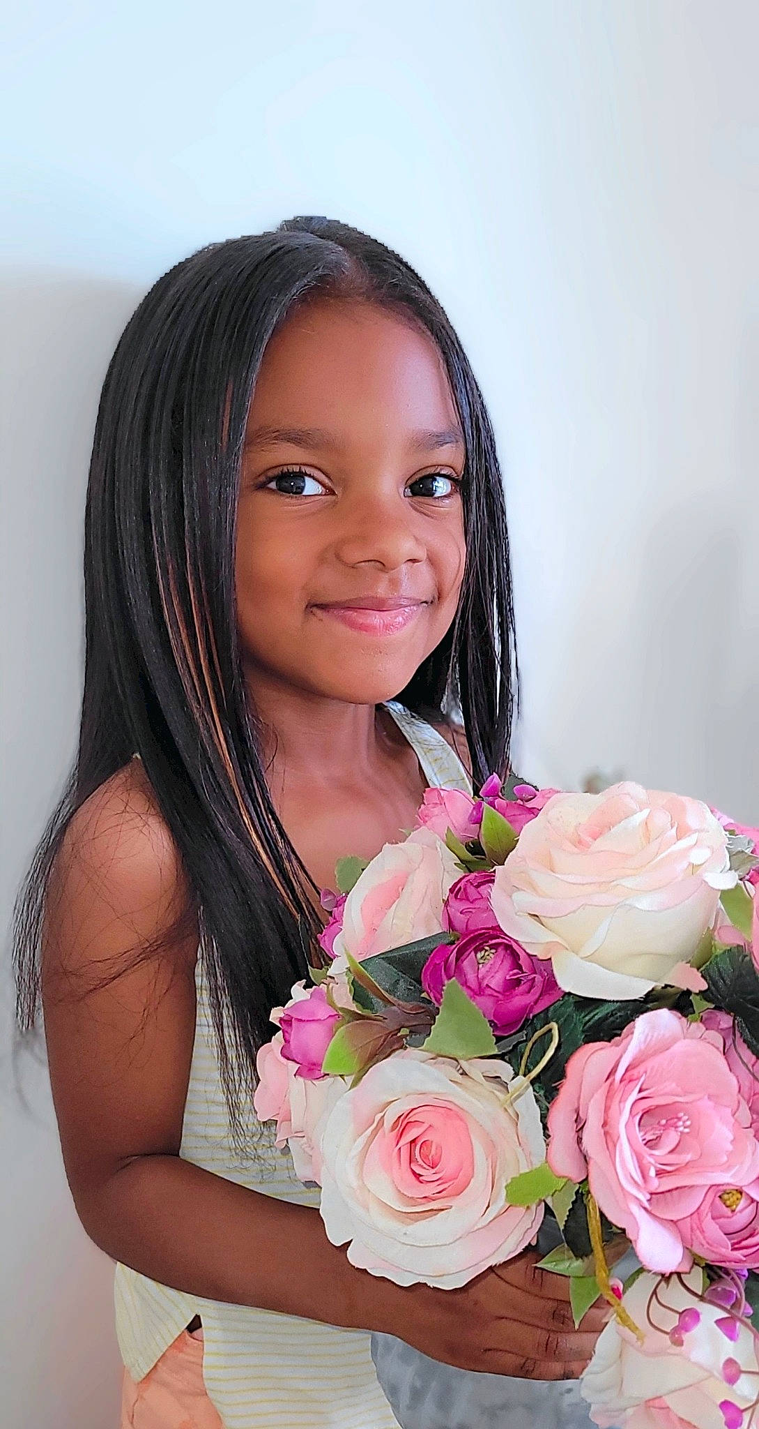 Lyahna a rejoint le concours — aidez-le/la à gagner de superbes lots ! beauty, bouquet, cut_flowers, event, flash_photography, floribunda, flower, flower_arranging, formal_wear, happy, hybrid_tea_rose, iris, joy, long_hair, necklace, person, petal, pink, plant, rose