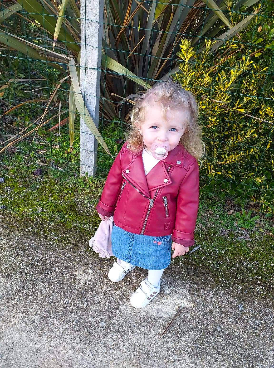 Nina a rejoint le concours — aidez-le/la à gagner de superbes lots ! baby_toddler_clothing, clothing, eye, fun, grass, happy, head, jacket, leaf, leg, leisure, nature, people_in_nature, person, plant, sleeve, smile, tints_and_shades, toddler, tree